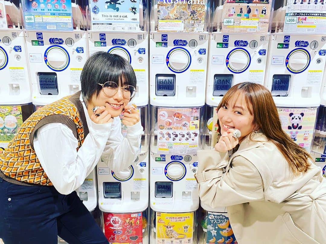 朝日放送「おはよう朝日土曜日です」のインスタグラム：「大人もハマるトイカプセル🤖 #もちろん子どももハマる#回したくなる#トイカプセル #なないろリサーチ #5月6日放送#見てね  #おは土#おはよう朝日土曜日です#ABCテレビ #翠星チークダンスちろる#堀くるみ」