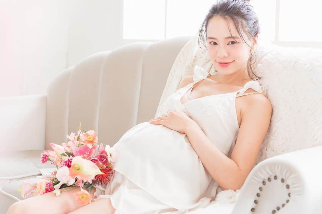 のインスタグラム：「⋆ 今日から妊娠10ヶ月🤰🏻 臨月だよー！！！！ やばー！水通しもしてないw 第三子の余裕← ⁡ このぐにょぐにょ胎動感じれるの あと30日もないって思うと ちょっとさみしい🥺💓 ⁡ ⁡ ファムーさんで撮った マタニティフォトのデータ頂いた！ お気に入りいっぱい💐 せっかくなんで連投するねw 参考にしてもらえたらいいなー！ @studio_fameux  ⁡ ⁡ ⁡ #マタニティフォト#stidiofameux #臨月#妊娠10ヶ月#36w0d #マタママ#第三子妊娠中#妊娠後期 #妊娠線はないけど掻き跡ひどい← #安産祈願#ママモデル #モデル#田中紗貴」
