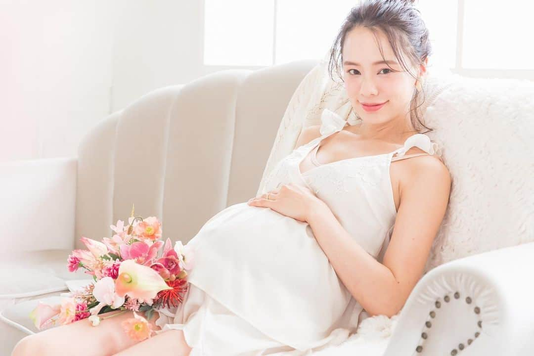 TANAKA SAKi 田中紗貴のインスタグラム：「⋆ 今日から妊娠10ヶ月🤰🏻 臨月だよー！！！！ やばー！水通しもしてないw 第三子の余裕← ⁡ このぐにょぐにょ胎動感じれるの あと30日もないって思うと ちょっとさみしい🥺💓 ⁡ ⁡ ファムーさんで撮った マタニティフォトのデータ頂いた！ お気に入りいっぱい💐 せっかくなんで連投するねw 参考にしてもらえたらいいなー！ @studio_fameux  ⁡ ⁡ ⁡ #マタニティフォト#stidiofameux #臨月#妊娠10ヶ月#36w0d #マタママ#第三子妊娠中#妊娠後期 #妊娠線はないけど掻き跡ひどい← #安産祈願#ママモデル #モデル#田中紗貴」