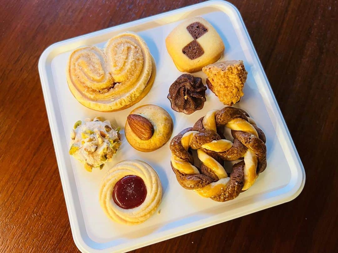竹中夏海さんのインスタグラム写真 - (竹中夏海Instagram)「柚木さんがくれたクッキー缶  これ、本物を乗せてみるのを我慢できるひとなんて いるんだろうか🍪  #juchheim #cookie #cookies #ユーハイム #クッキー缶 #テーゲベック」5月5日 18時53分 - tknkntm