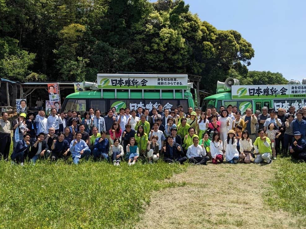 足立康史さんのインスタグラム写真 - (足立康史Instagram)「昨日は、石井章参議院議員の本拠地茨城でＧＷ恒例のバーベキュー大会にお招きいただきました。統一地方選挙を勝ち抜いた同志、惜敗して捲土重来を期する同志、多くの仲間と懇談することが出来ました。ありがとうございました！よるは あだトークを配信し、今朝の始発で帰阪、地元茨木は上音羽で開催の第２回たんぼラグビーに参加しましたー（つづく）」5月5日 18時46分 - adachiyasushi