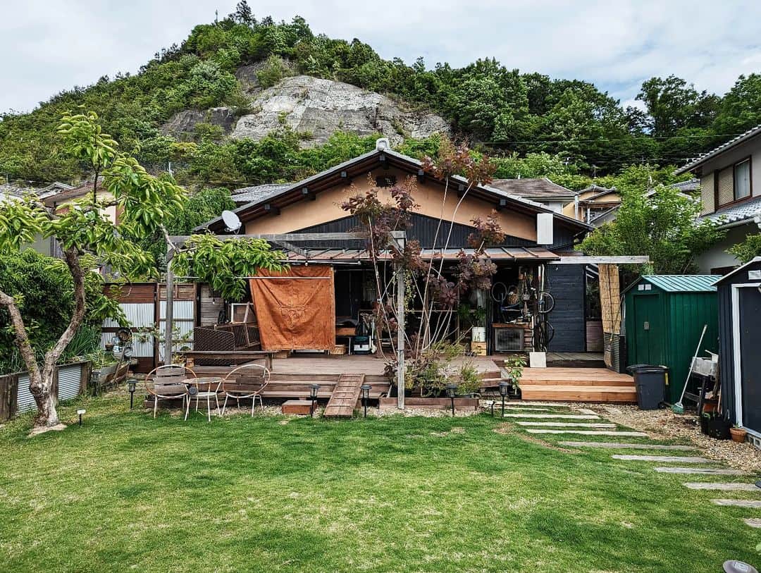 tamiのインスタグラム：「* #庭づくり *  5枚目までが今日の🏡 向かって右側のボロボロだった所を リニューアルしたよ。  6枚目からは これがこうなって そうなってああなって 今がある、みたいな感じ🤗  * #家 #家のこと #家が好き  #庭 #庭のある暮らし  #DIY #リフォーム #ウッドデッキ  #平屋 #築50年 #古い家  #日々のこと #暮らし #暮らしの記録」
