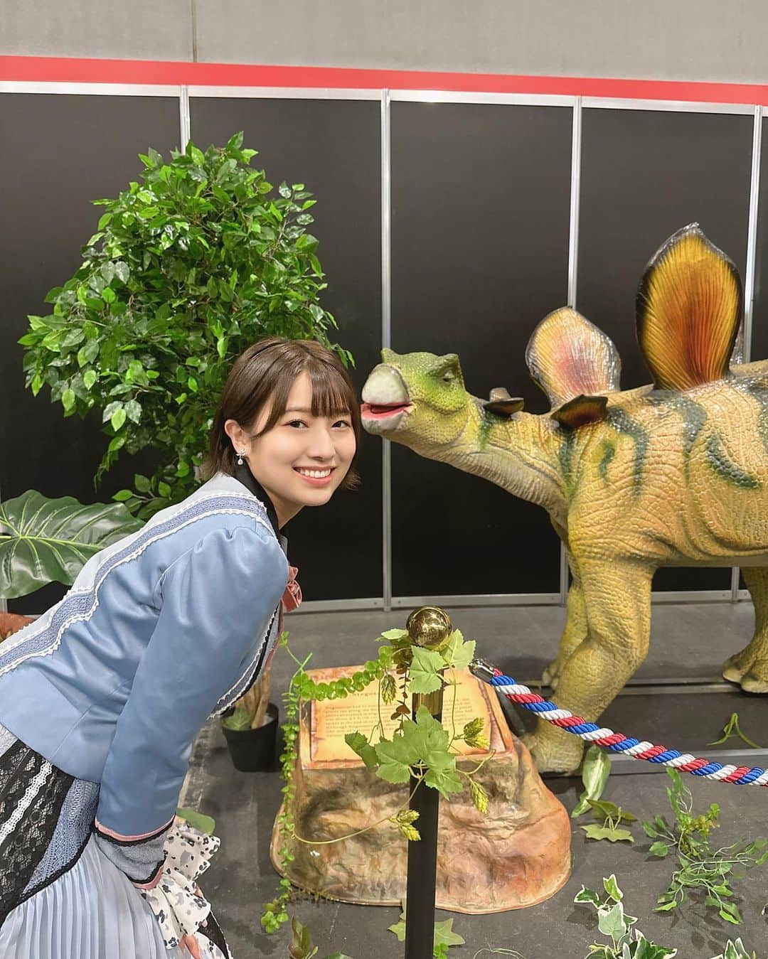 安部若菜のインスタグラム：「#大阪コミコン で 恐竜に出会いましたー！！🦖🦕  6枚目は大はしゃぎの動画！！  #大阪コミコン2023  5/5-5/7の3日間開催ですが、既に楽しすぎる！  アメコミや映画だけじゃなく、展示もいーっぱいで、老若男女全員楽しい👏 #ゴールデンウィーク#恐竜」
