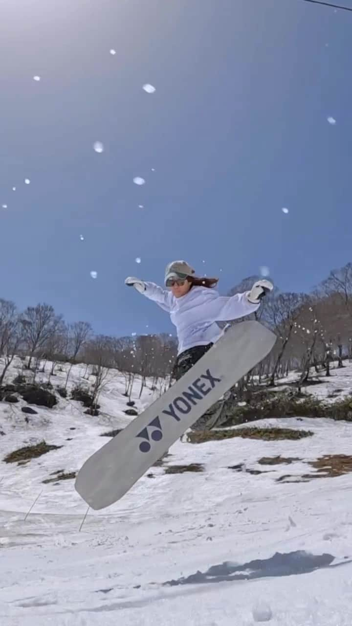 chisatoのインスタグラム：「🏂 やっぱこれすきや〜  いつの間にか冬終わったけど 溜まってる動画が…😇笑  〜𝗶𝘁𝗲𝗺〜 👧160cm 45kg前後  🏂 𝟮𝟯-𝟮𝟰𝗬𝗢𝗡𝗘𝗫/𝗗𝗘𝗖𝗟𝗜𝗖𝟭𝟰𝟮𝗰𝗺 　⇨stance46cm(angle6,-3) 🥾𝗗𝗘𝗘𝗟𝗨𝗫【AREth RIN 22.5】 🥾𝗨𝗡𝗜𝗢𝗡【Milan(S size) @shichan824 👧】 🥽𝘃𝗼𝗻𝘇𝗶𝗽𝗽𝗲𝗿 🧤𝗗𝗔𝗞𝗜𝗡𝗘 👕👖𝗕𝗦𝗥𝗔𝗕𝗕𝗜𝗧 🧢 𝗦𝗡𝗔𝗧𝗖𝗛 :::::::::::::::::::::::::::::::::::::::::::::::::::::::::::::☻ 【𝘀𝗽𝗼𝗻𝘀𝗼𝗿】 ✔︎ @yonex_snowboard_gt ✔︎ @yonexsnowboards_japan  ✔︎ @bsrabbit @milesinseoul ✔︎ @this_is_the_superb  ✔︎ @snatch1213 ✔︎ @snatch_original_apparel  ✔︎ @vonzipperjapan @vonzipper ✔︎ @callafactory  【𝗦𝗽𝗲𝗰𝗶𝗮𝗹 𝘁𝗵𝗮𝗻𝗸𝘀】 ✔︎ @dakine_japan ✔︎ @hu_ruana_aestheticsalon ✔︎ @qrious_official_22  ☻::::::::::::::::::::::::::::::::::::::::::::::::::::::::::::: #やる気MAXヨネックス #비에스래빗 #bsrabbit #snowboard #groundtrick #스노우보드 #스노우보더  #スノーボード #グラトリ #グラトリ女子 #スノボ女子  #グラトリ女子盛り上げ隊  #平地花式 #単板滑雪」