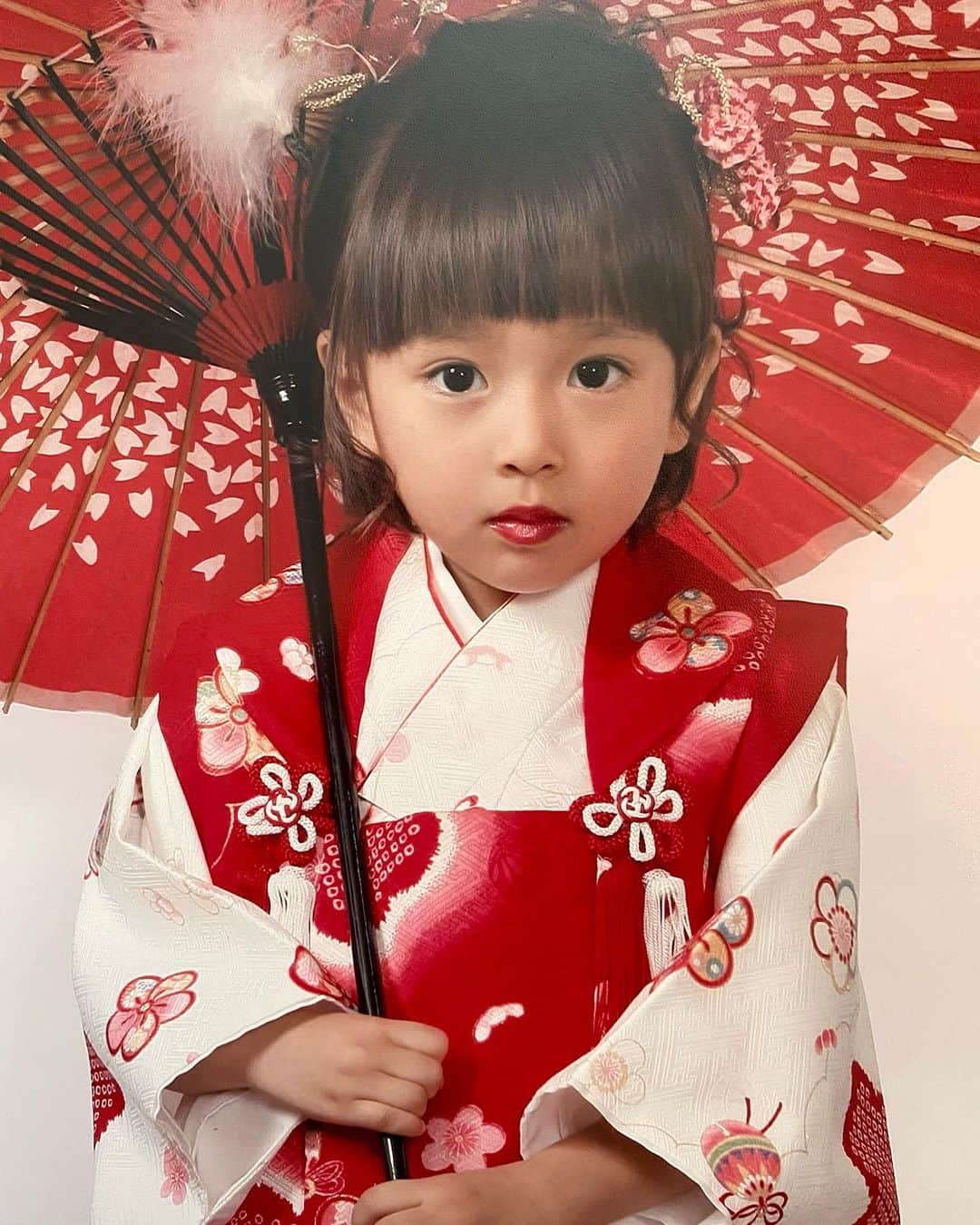 藤岡舞衣のインスタグラム：「❣️❣️ ⁡ 今日はこどもの日👼🌸 ⁡ せっかくなので舞衣の 子供の頃の写真を載せときます🫶🏻 ⁡ 3才の時に七五三で撮った写真です☺️ すんっとしてますが、この時とても緊張してた気がします笑 ⁡ #藤岡舞衣#七五三#japan  #3才#幼少期#こどもの日」