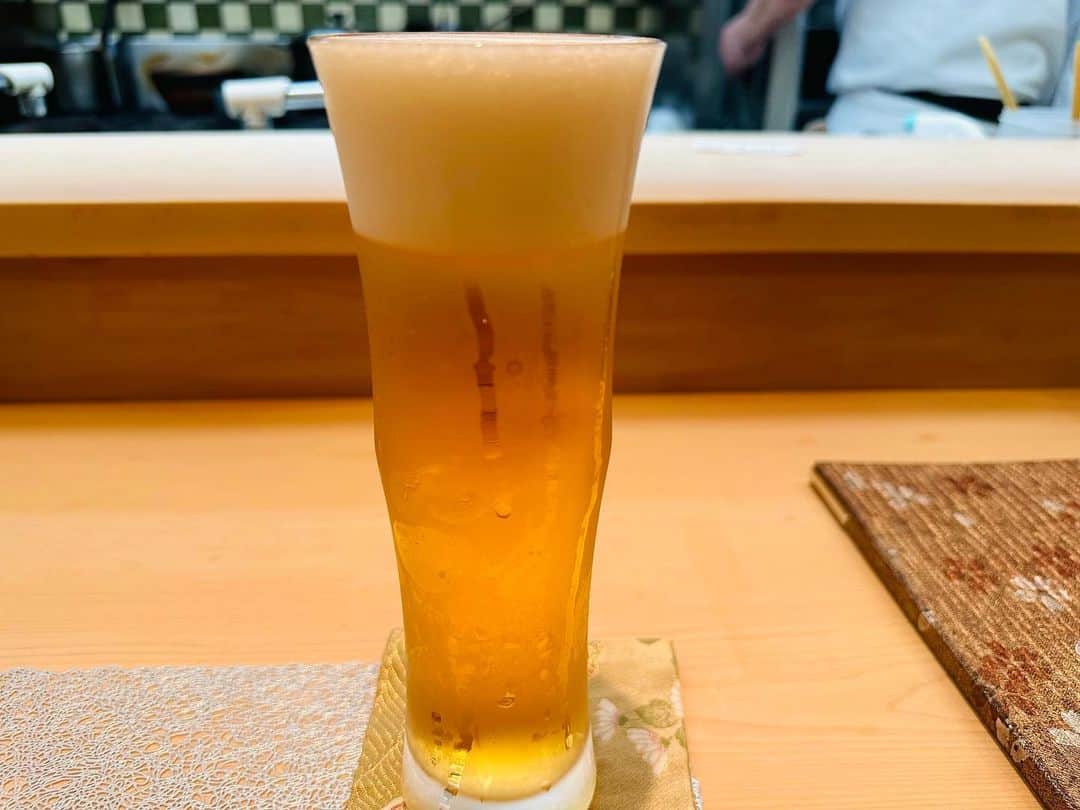 菊田早苗のインスタグラム：「玉さんのYouTube見て、無性にさくら亭に行きたくなり。 誰と行くか後回しにすぐ予約。大将には長年良くしてもらっていたので定期的に顔を出す。 昔は普通の居酒屋だったのに、そこからどんどん格式高く、客層も良くなって行く様子を目にして来た。 生ビールが特別に美味しい店は高級感ある店の証。渋いものばかりオーダー。どれも美味い。 魚、調理法、全て一級品でお見事。外に出るとどのジャンルでも勉強になります。 ゆっくり大将と話せて楽しい夜だった〜。拘り続ける人との出会いが最も好き。  #中野 #中野一の割烹」
