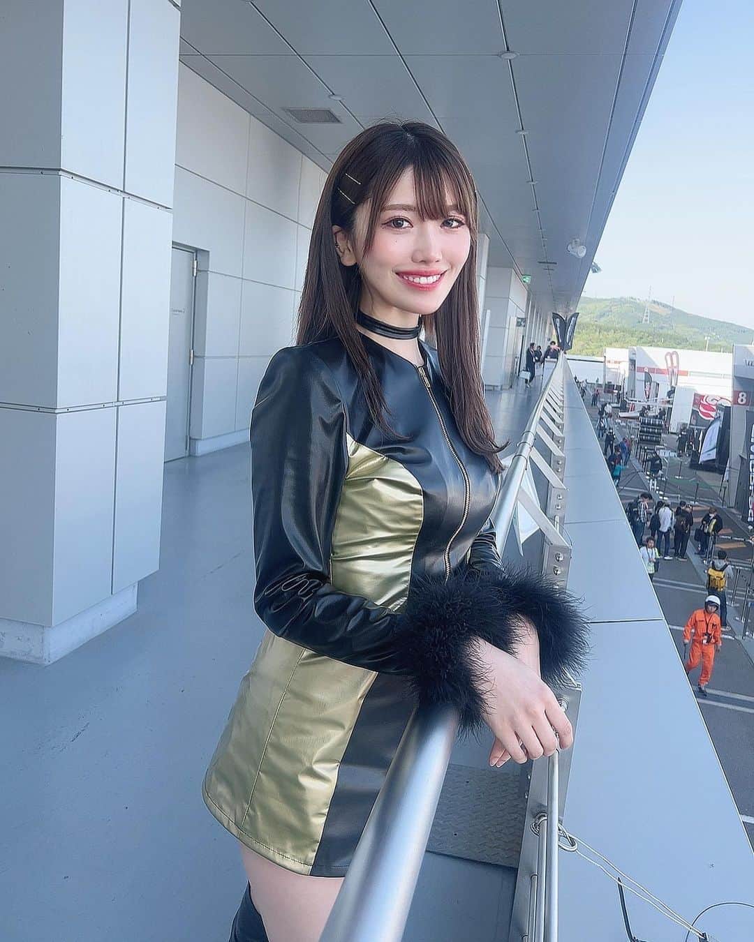 SHINTANITOUKOさんのインスタグラム写真 - (SHINTANITOUKOInstagram)「レースの次の日は余韻に浸る🥹 鈴鹿も楽しみだねー♡ 夏コスも楽しみにしててね😍   #supergt #gt300 #6号車 #teamlemans #チームルマン #エムゼス東京 #mzes #レース #race #レースクイーン #racequeen #コスチューム #セクシー #sexy #サーキット #高身長女子 #black #gold #dobot #富士 #富士スピードウェイ #スタイル #style #170cm」5月5日 19時03分 - toukoshintani
