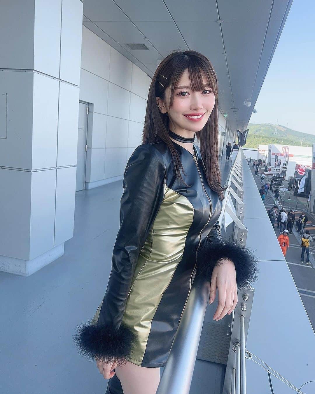 SHINTANITOUKOのインスタグラム：「レースの次の日は余韻に浸る🥹 鈴鹿も楽しみだねー♡ 夏コスも楽しみにしててね😍   #supergt #gt300 #6号車 #teamlemans #チームルマン #エムゼス東京 #mzes #レース #race #レースクイーン #racequeen #コスチューム #セクシー #sexy #サーキット #高身長女子 #black #gold #dobot #富士 #富士スピードウェイ #スタイル #style #170cm」