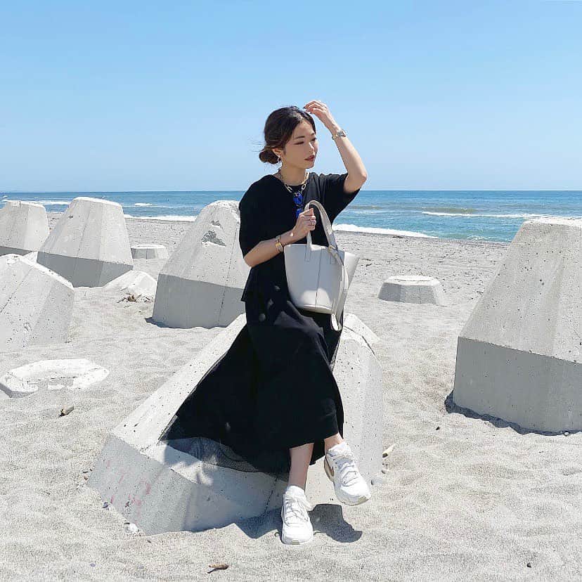のインスタグラム：「🌊  太平洋〜♡ どこもかしこも人が一杯で とりあえず人が少なそうな 地元の海へ✧︎*。 この後、花菖蒲が咲いているかなと 小國神社に見に行ったけど まだでした😂  着ているワンピは @novelmee_official  5月中旬頃に発売予定です☺︎ 後ろのフリルとメッシュチュールが可愛い♡︎ʾʾ シンプルだけじゃないワンピだから オシャレ見えするよ！ ゆったりシルエット&カットソー素材だからめっちゃ楽で 妊婦さんでもストレス無く着られます♫🤰 . . . . . .#海 #太平洋 #gw #お出かけコーデ #ワンピ #ワンピースコーデ #リラックスコーデ #大人カジュアル #大人かわいい #大人可愛いコーデ #小柄コーデ #低身長コーデ #おちびコーデ #おちびの輪 #アラフォーコーデ #ootd_kob #ootdfashion #fashionstyle」