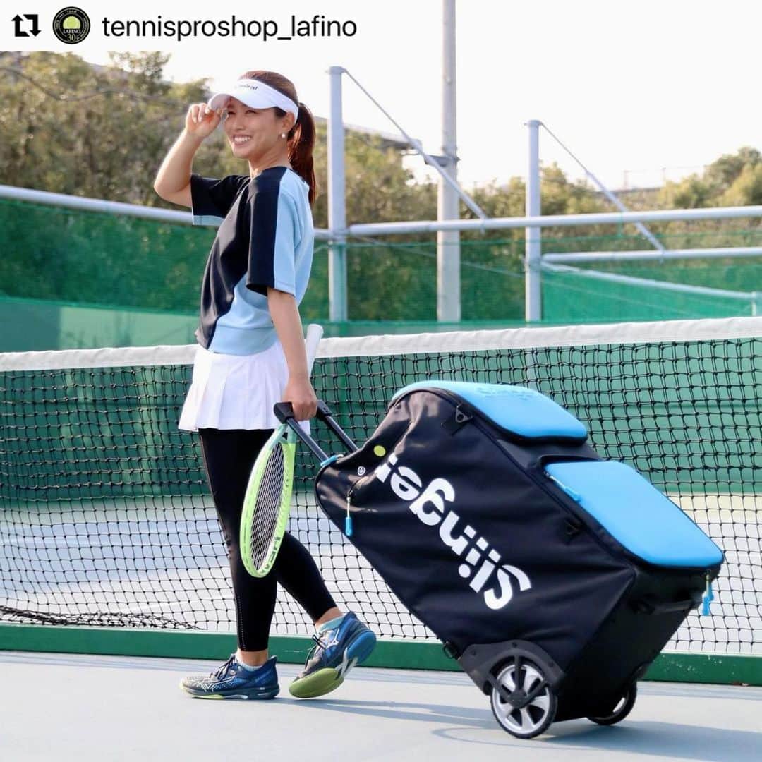 宇野真彩のインスタグラム：「#Repost @tennisproshop_lafino with @use.repost ・・・ スマートウォッチ『OPPO Band 2』のテニスモードを使用して『スリンガーバッグ』練習データ計測会！今回は宇野真彩プロと的当て対決！！今回のメンバーで最もカロリーを消費したのは誰でしょう！？ 今夜21時動画公開➡︎ https://youtu.be/7yCvGMZzFEE #テニス  #スリンガーバッグ  #浦安  #テニス専門店  #ラフィノ  #tennis  #slingerbag  #oppo  #lafino」