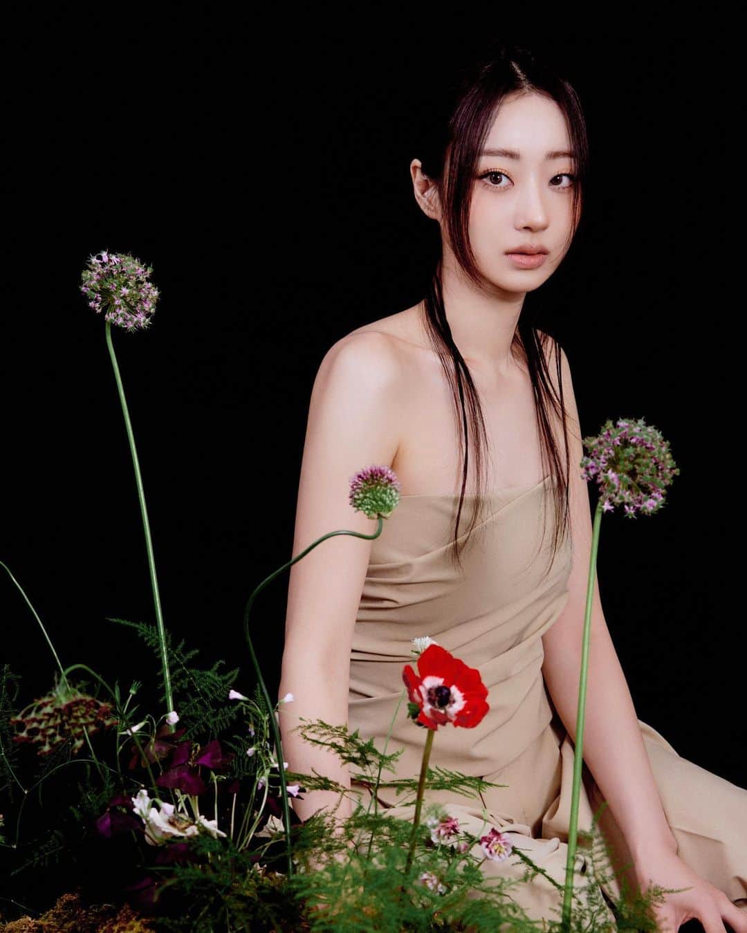ギョンリ のインスタグラム：「Favorite Mood..🪷  Photo @limhongjae  Make-up @happyrim  Hair @dongkyu4158  Styling @atelier_hyeonju  Flower @chohwa.park」