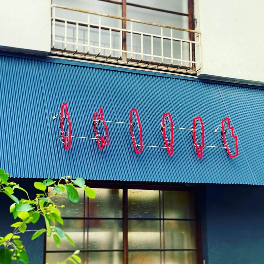 福田里香さんのインスタグラム写真 - (福田里香Instagram)「SHOPPE @shoppe_tokyo  #GWは本日オープンの近所の店へ コンビニエンスがテーマのお店。 ショップスタッフはなんとSさん🤍  @yukianddaughters @allyoucaneatpress  の可愛いサラミも吊るしてありました。  この地区は奥神楽坂と呼ぶらしいよ。 開店おめでとうございます。 @taikuma   👛購入品　左から チェスト船堀 @chest_funabori の 焼き立てカンパーニュとバゲット。 （毎週1回入荷だって）  福岡県糸島 ミツル醤油 @yoshinori.jo の甘酒。 （地元福岡の名店）  沖縄県沖縄市 TESIO @tesio_sausage  謹製のシークワーサーソーセージ。 （めちゃくちゃレア）  ポルトガル🇵🇹製のバカリャウ 炭火焼き干し鱈のオリーブ油漬け （包装がかわいい本場の味） #gwは家から歩いて行ける海外へ   開店祝いのロゴ入り筆ペンを 貰ってしまった。」5月5日 19時04分 - riccafukuda