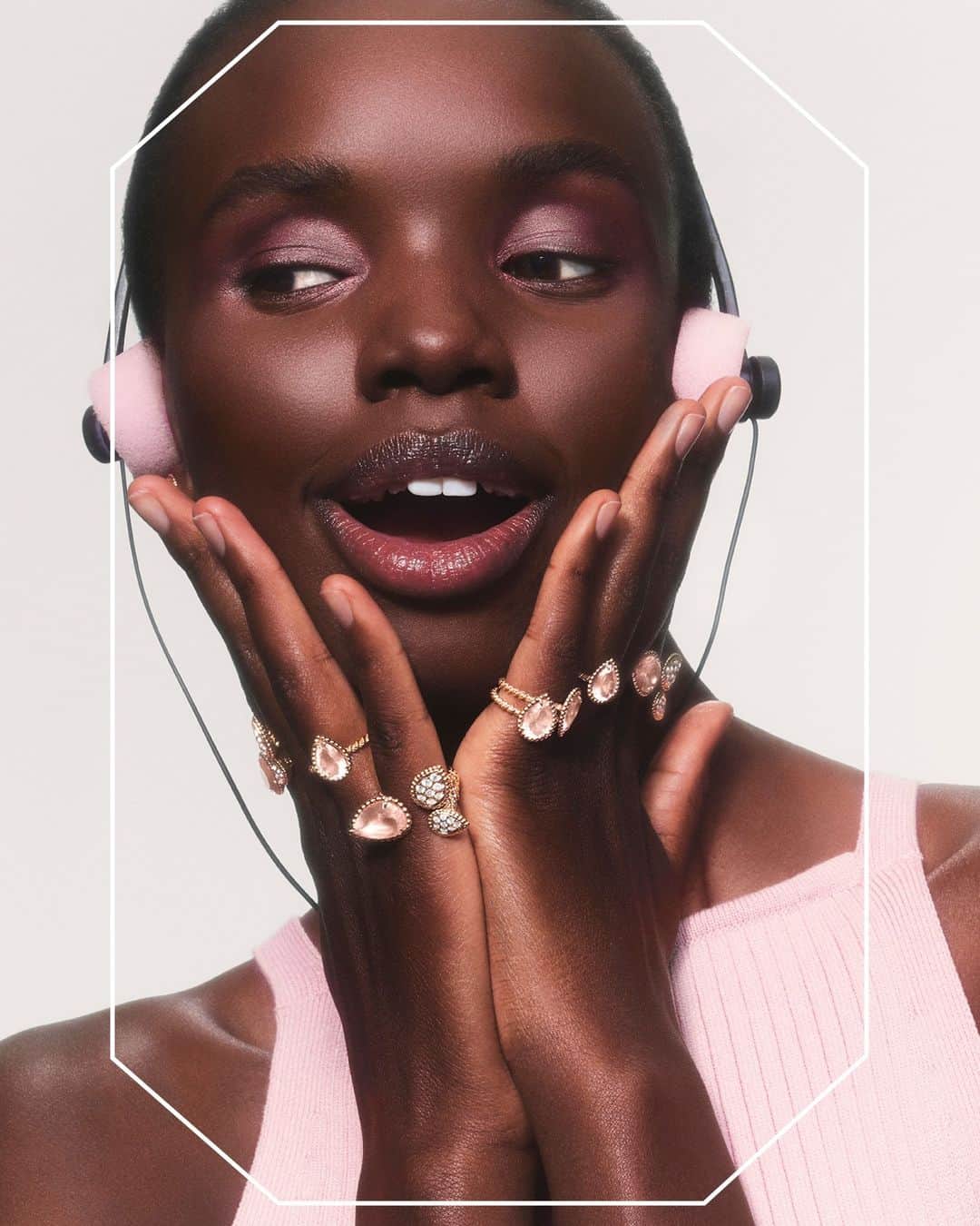 ブシュロンのインスタグラム：「Heard the news? Pink is the sound of the season. Embrace the mood in new Serpent Bohème Pink Quartz.⁣ ⁣ #BasicnotBasic⁣ #SerpentBohème」