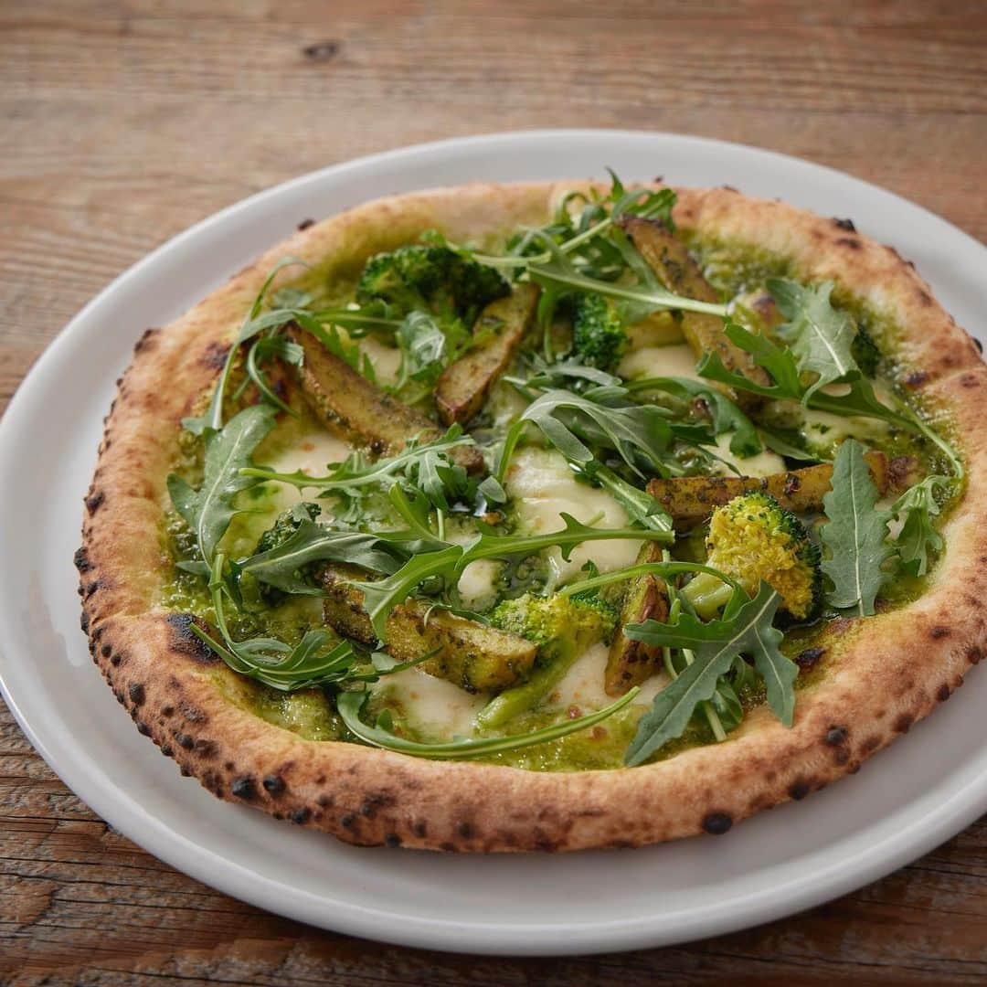 のインスタグラム：「『PIZZA LIKE FLOWER 2023』  800°DEGREES SHINJUKU& MINAMIAOYAMA  We started New PIZZA!  NO.2 I NEED GREEN Verde with Potato Salsa Verde,arugula,PPbroccoli  Click link to see full menu!  #800degreesjapan」