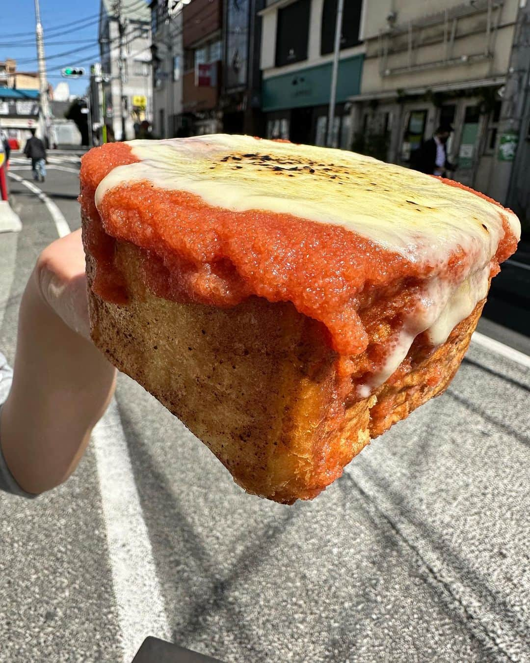 Coffee & Toast Tokyoさんのインスタグラム写真 - (Coffee & Toast TokyoInstagram)「"もちもち" チーズ明太ぱん‼︎ ❤️❤️❤️❤️❤️❤️❤️❤️❤️  “Where there’s rice cake there’s hope. And there’s always rice cake.”  バターしみしみのパンの中には、 明太子とお餅！とろーりチーズと一緒に！  バターの風味豊かパンと明太子の組み合わせ、たまらんです😋😋😋  . . . . #もちもちチーズ明太ぱん #明太子  #明太子パン  #明太もちチーズ  #ricecake  #mochi  #codroe  #cheese  #もち  #餅  #もちもち  #三軒茶屋ランチ  #世田谷線カフェ  #パンスタグラム  #東京カフェ  #三軒茶屋カフェ #三軒茶屋  #パン #三茶カフェ  #三茶 #田園都市線カフェ #コーヒーアンドトースト  #coffeeandtoast #foodie #foodielife」5月5日 19時06分 - coffeetoast2