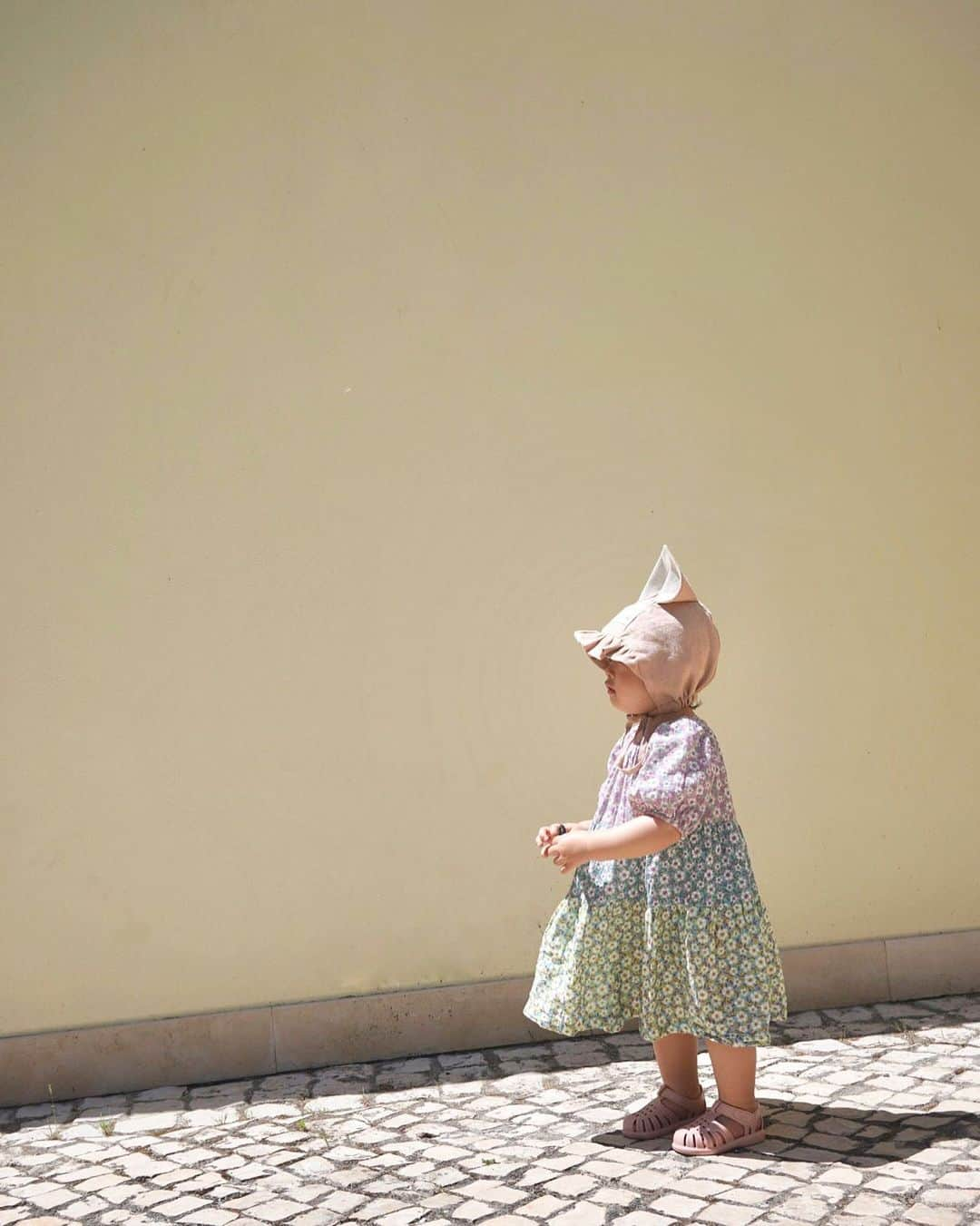 藤阪れいなのインスタグラム：「.  🐰👶🏻  最近では走るようになってきて、 坂道大好きな娘は転けることも増えてきて、、 ますます目が離せなくなってきました😅」