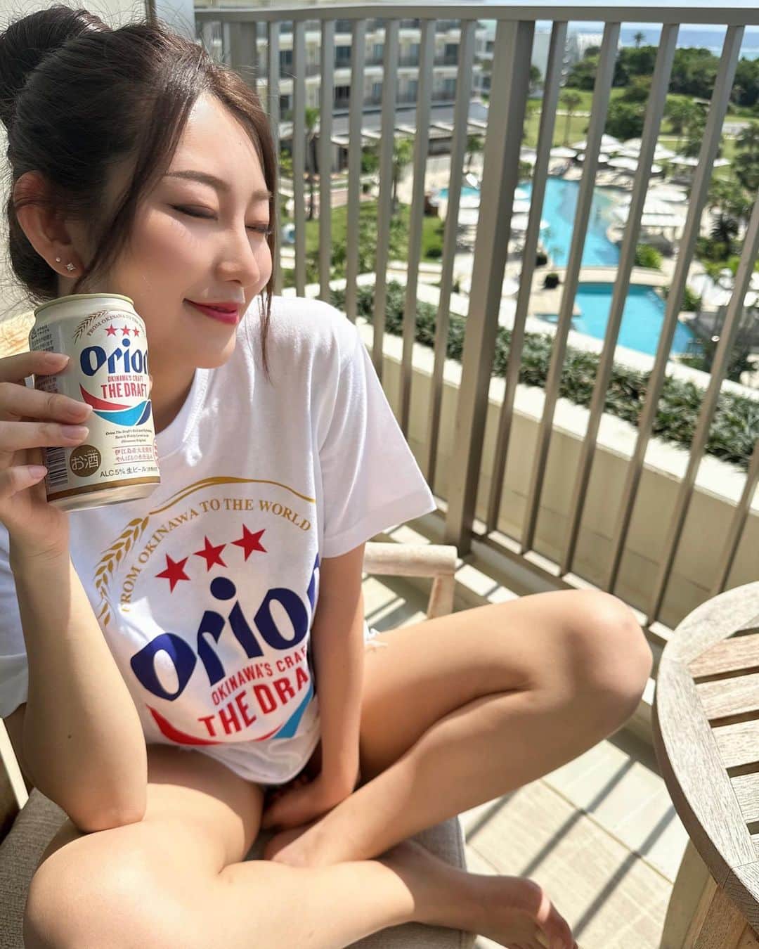 一条あやなのインスタグラム：「. お酒弱いのにお酒好きそうに見える写真🥺笑  GWはみんないかがお過ごしですか？💗 . #沖縄 #石垣島旅行 #石垣島ホテル #オリオンビール」