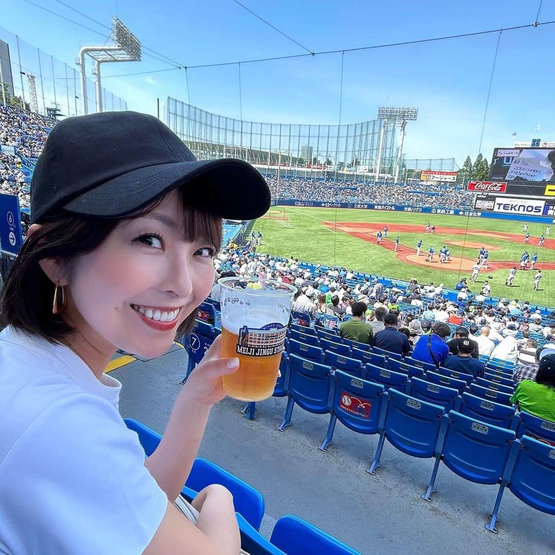 小尾渚沙のインスタグラム：「⚾️🍺❤️ 野球観戦中のビールって、なんでこんなに美味しいんでしょ🤤❤️  今日の神宮球場は、まさにホームラン合戦‼️ 劇的大逆転でとってもアツい試合でした〜👏👏  ビールが進む進む〜な展開で楽しかったです🥰💕  さて‼️GWも『おびハピ！』は通常営業です✨ 明日も朝8時からお昼12時まで、FM NACK5『おびハピ！』に４時間お付き合いくださいませ❣️ . . #GW #休日 #ビール大好き #ビール女子  #小尾ールタイム #昼からおびーる #🍺」