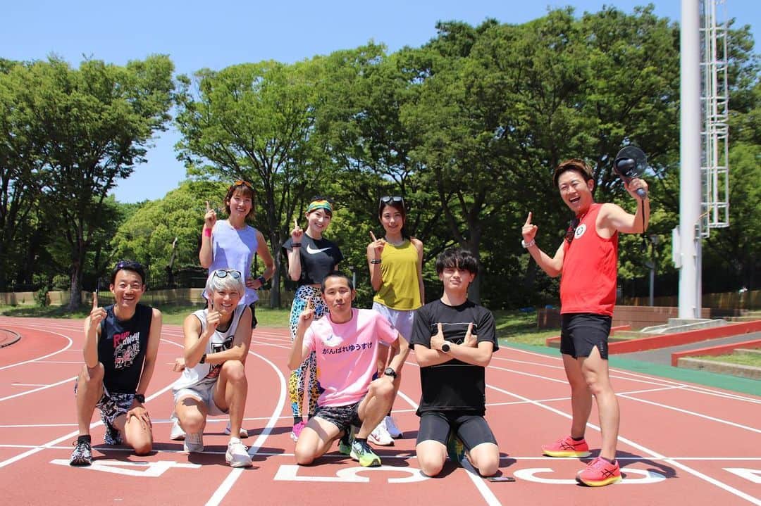 長谷川朋加のインスタグラム：「♡  ✎५⋆*{少しずつ振り返り } ୨୧-------------------------------- ୨୧  揺れのあった地域のみなさん大丈夫でしょうか。 落ち着いて行動なさってください。 怖い思いをされた方も多かったと思います。 安心して眠れますように。  ＊  🤳織田フィールド貸切イベント🏃‍♀️ 写真がたくさんあるので 小出しに振り返っていきます🌈  前半組、後半組、ゲスト陣の集合写真！ 写真を改めて見ると本当に多くの方に ご参加いただいたのだと嬉しくなります☺️ 200名超えのイベントを大成功させる ゆうすけさんの力量に尊敬するばかり！  みんなで走ればいつもはきつい インターバルも頑張れてしまう💪🏻 『みんなで走る』は とても大きな見えざるエネルギーが あることを毎度感じています☺️👏🏻  毎日さまざまなニュースを目にすると、 こうやって元気に楽しく走れる毎日も 当たり前ではないと実感させられる🕊  日々に感謝して、丁寧に紡いでいこう。  今宵も楽しくハッピーに🏃‍♀️  ୨୧ -------------------------------- ୨୧ #やりたい事は全部やる #全力前向き前のめり #走るの大好き」