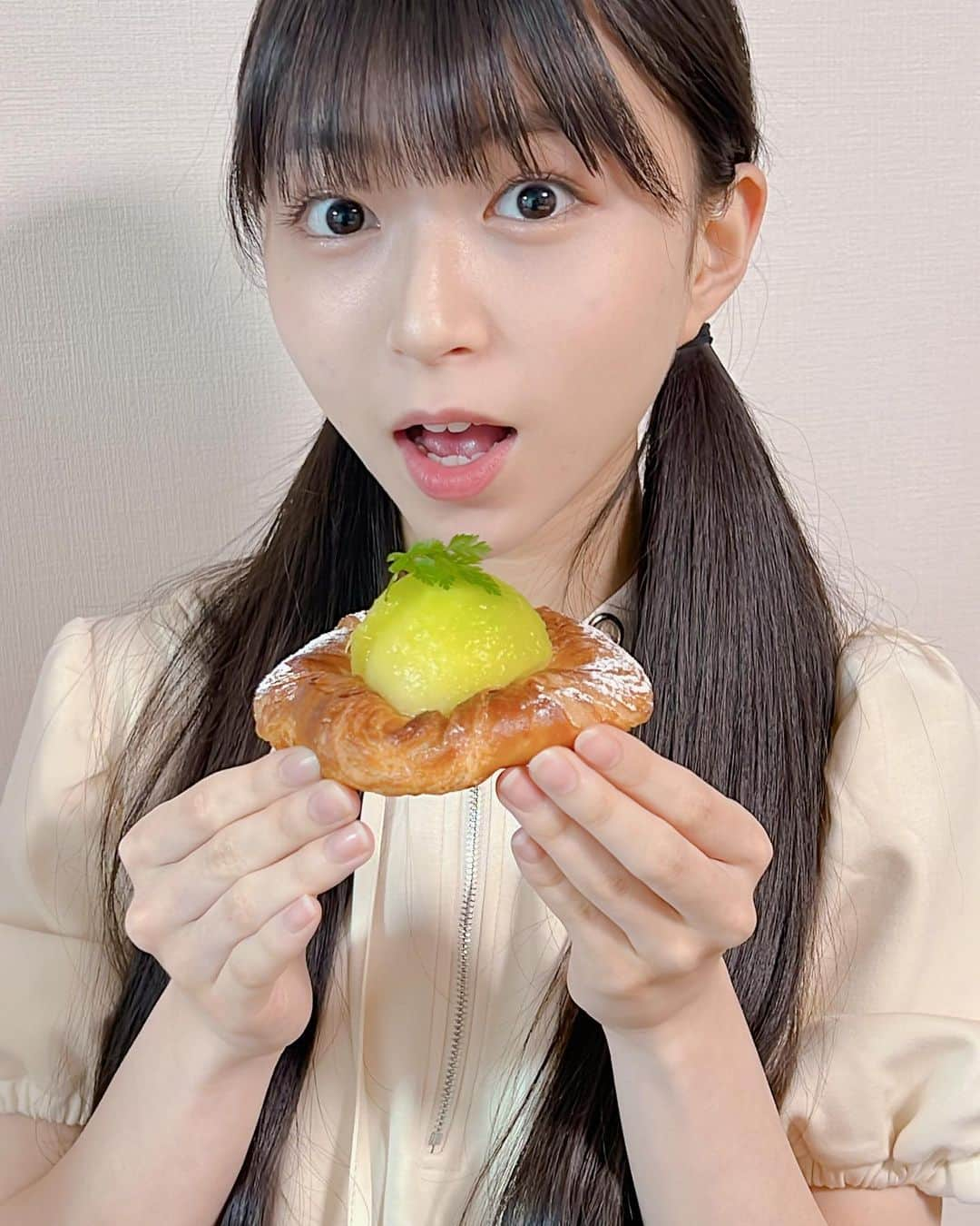 大里菜桜のインスタグラム：「この前紹介したお店のメロン🍈が乗ったパンを知り合いの方が差し入れで持ってきてくれました🥯 わーい。 何度食べても美味しすぎるぅ。 あれからメロン🍈が自分の中で流行ってしまいサーティワンアイスクリームでもメロン味をたべちゃいました😋  #メロン#美味しいパン#メロン味#アイスクリーム#素敵な休日を#食べてばかりの休日 #大里菜桜」