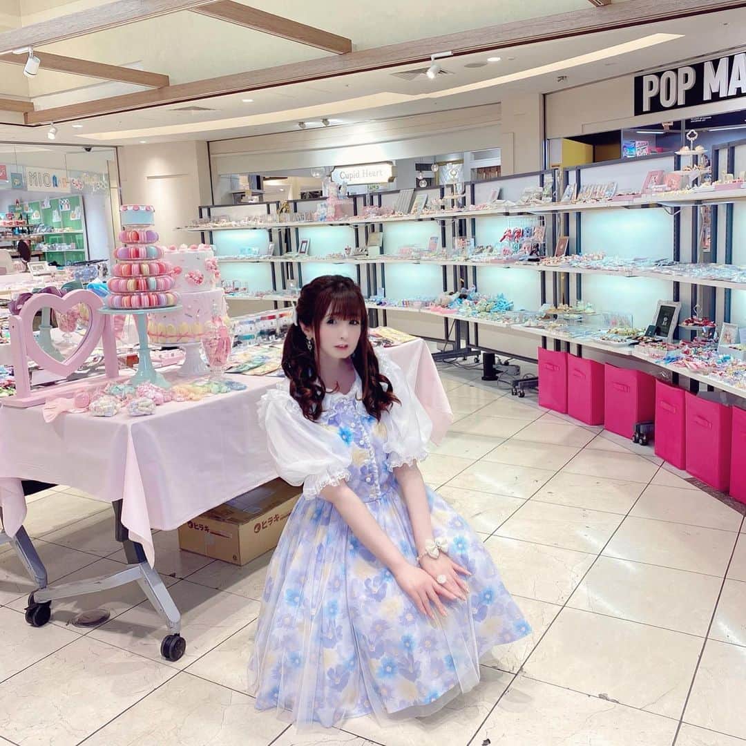 伊藤芽衣のインスタグラム：「なかなか 更新できずにごめんなさい＊ ⁡ 少しずつですが、 大阪POP UPの様子を アップしていけたらと 思います♡ ⁡ ばたばたの POP UP SHOP 初日！ ⁡ 設営が オープンぎりぎりまで かかってしまったので。 全体のお写真 残っていないのですが🥺 ⁡ 天王寺MIOさまの @tennojimio_official  こんなに広々とした すてきなスペースで 開催させていただきました♡ ⁡ 総勢60名近くの クリエイターさまに ご参加いただき、 ⁡ まさに圧巻の かわいさ…！ ⁡ イベント初日は mellfy memoryさまの @mellfymemory  ⁡ 今季のワンピースを おろしました！ ⁡ #カワスタ #カワイイフェスタ #天王寺mio #天王寺ミオ #mellfymemory #メルフィーメモリー #メルメモ」