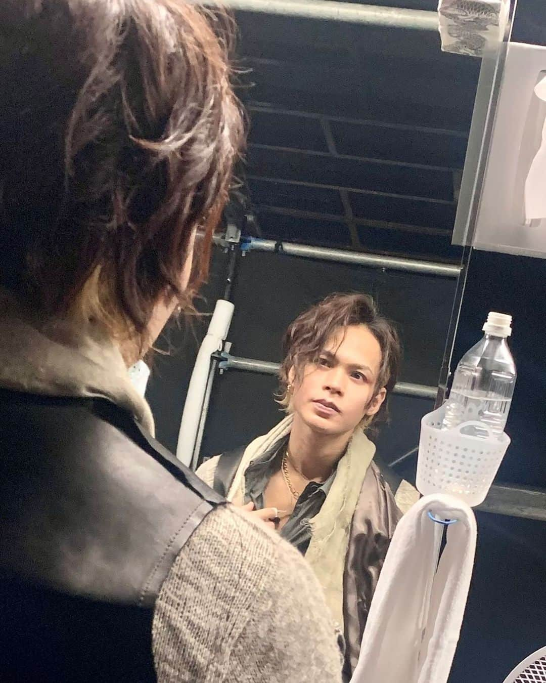 上田竜也さんのインスタグラム写真 - (上田竜也Instagram)「横浜ライブはいつもの 小うるさい 名物スタッフが不在の為 からかいがいがないので インスタチャレンジはせず 大人しく写真を撮ってました。  #そういえば #昨日の #M地 #こと #勝地涼 #写真撮る時 #ケツ出してって #突き出してって意味で言ったら #ハイ！ #とか言って #下をまじで脱ぎだして #マジで #クソワロ事件 #でした  #地震の被害に遭われた方が無事でありますように」5月5日 19時23分 - tatsuya.ueda_kt