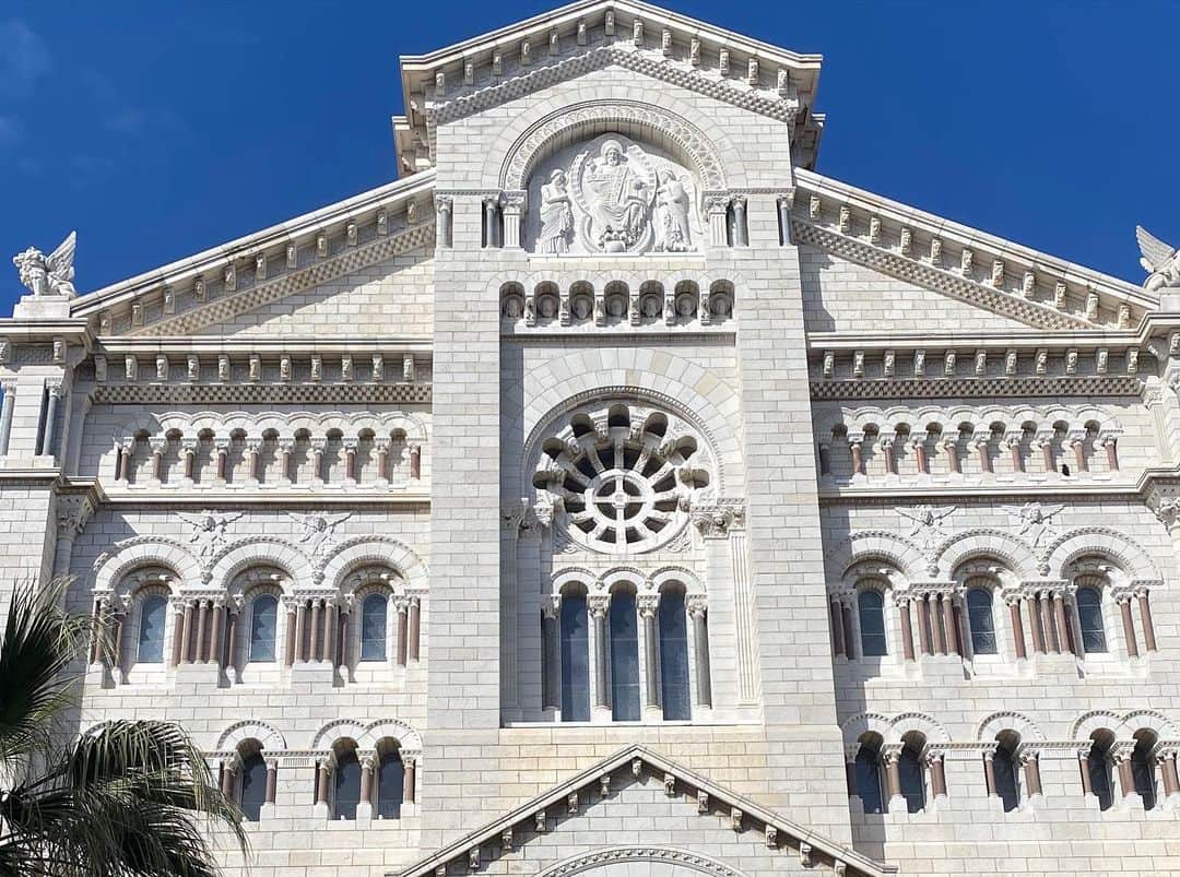 デヴィ・スカルノさんのインスタグラム写真 - (デヴィ・スカルノInstagram)「「モナコ大聖堂」と「モナコ海洋博物館」に 皆さまを お連れしました。 まずは モナコ大聖堂 へ。  「モナコ・ヴィル」と呼ばれる 旧市街に 建っています。西ヨーロッパの 聖堂としては 少々 珍しい、ロマネスク・ ビザンチン様式で 1875年に 建てられました。  "モナコ" は その国名を 修道士の名に 由来する カトリックの国ですが、この大聖堂にも カトリックの  雰囲気が 色濃く 反映されています。  モナコ大聖堂には 公国代々の 大公・公女の  お墓があり、”グレース・ケリー" も また ここに 永遠の眠りに ついています。  (本名：パトリシア という 名で） 「20世紀 最大の シンデレラ・ストーリー」 とも 言われた グレース・ケリー の 人生。 気品に満ちた 美貌を 武器に ハリウッド女優 として  人気絶頂だった 1956年、モナコ大公・ レニエ3世 との 婚約を 発表し、女優業を 引退。 モナコ公妃 となる道を 選びました。 結婚後、当初は 異国での 公妃という 役割に  戸惑いながらも、3人の子どもに 恵まれ、 モナコ公妃 として 精力的に 活動していましたが、 1982年、自動車事故 により、わずか 52歳の  若さで この世を 去ります。 それから 35年以上が 経った 今も、ドラマチックな 人生を送った プリンセスの 面影は 世界中の人々を 魅了しています。  ・・・・・・・・・・・・・・・・・・・・・・・・ 続いては モナコ海洋博物館へ。 モナコ海洋博物館は 海洋学者 としても 知られる モナコ大公・アルベール1世 の 命を受け、 1910年に 開館しました。地中海に面する 崖の上に 建設された この博物館の 館内には 海を モチーフとした 美しい装飾と 大公が 蒐集した コレクションが 展示されています。 水族館も 併設されており、地元の方々と 観光客の 癒やしの場と なっています。 　 海洋博物館の 屋上にて。快晴でした  綺麗な 海が 見えました。」5月5日 19時23分 - dewisukarnoofficial