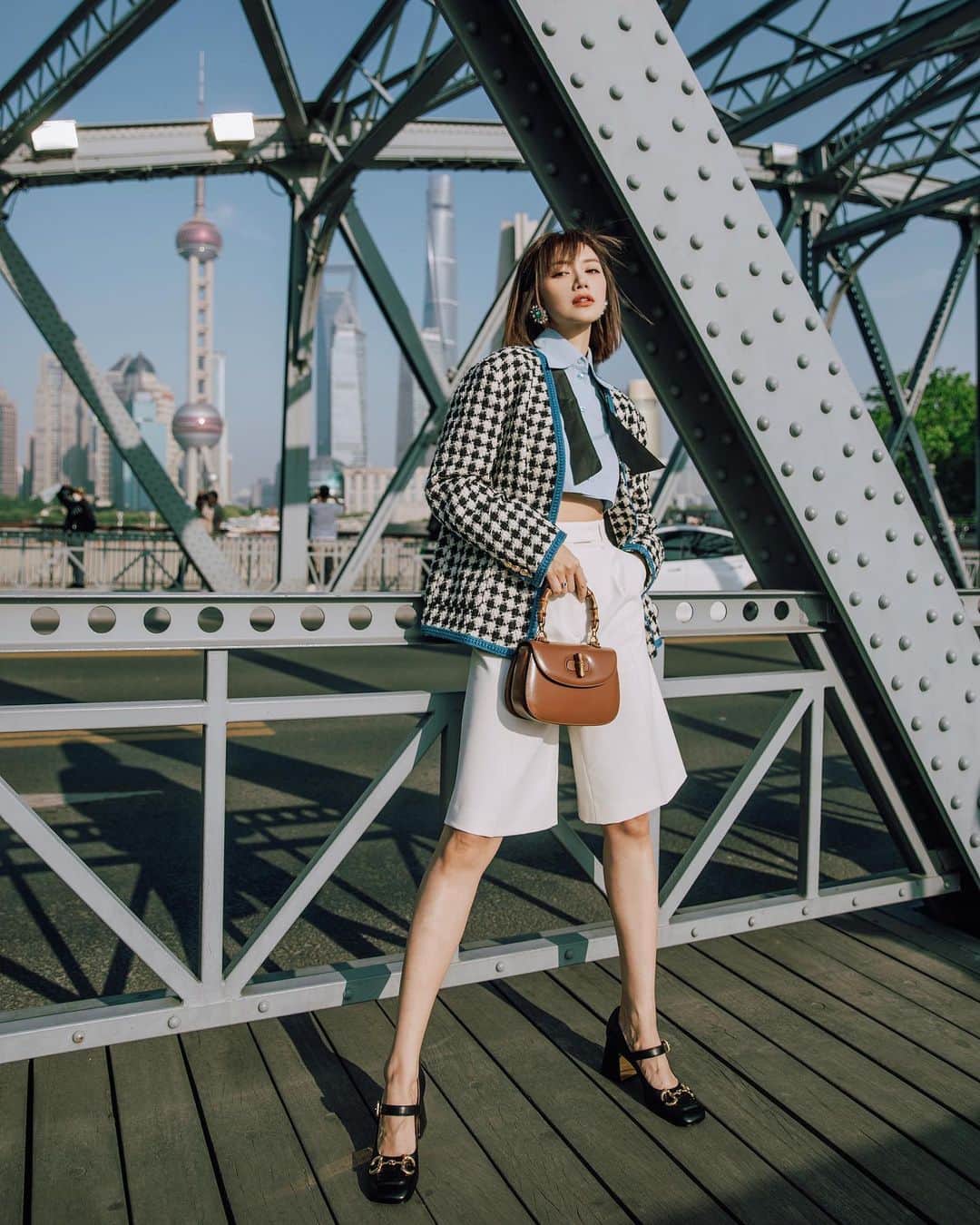 のインスタグラム：「最近都沒拍美妝教學 因為發現微笑才是最好看的妝容  #最近不拍youtube的藉口 #告訴我你們想看什麼 @gucci #guccibamboo1947  #guccihongkong」