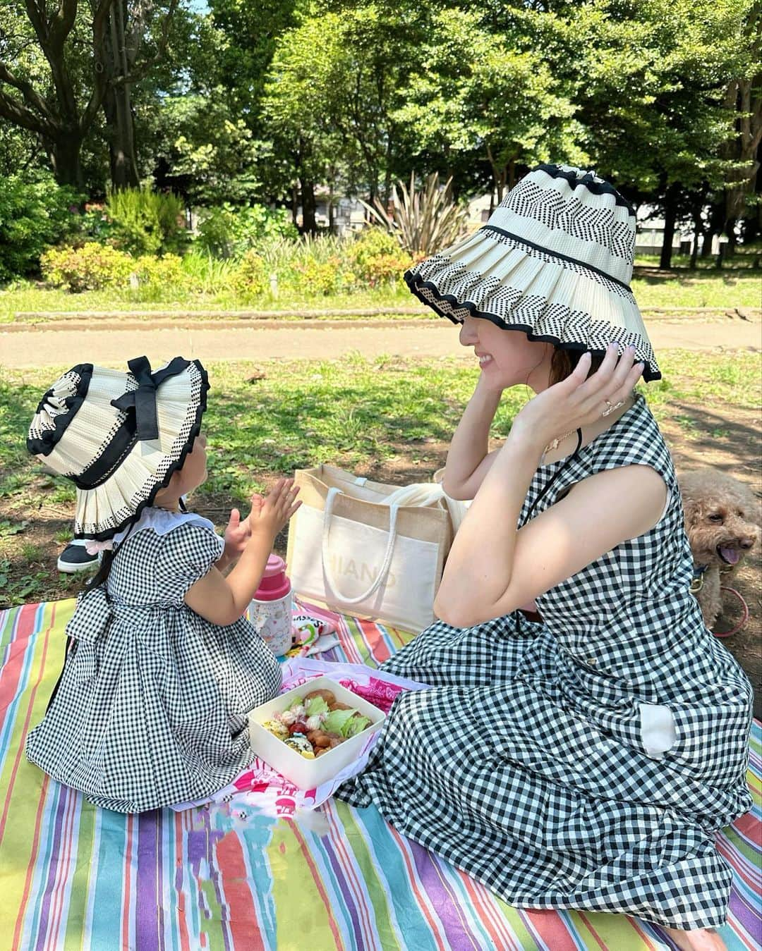 水野佐彩さんのインスタグラム写真 - (水野佐彩Instagram)「・ 久しぶりのピクニック🧺👨‍👩‍👧🧡  家族みんなが安心して使える シルケイドを持ってきました✨✨  “アウトドア肌”ってみんな知ってる？ アウトドア・お出かけ後に 不安定になったお肌のことを言うんだって😳  シルケイドは シルク専門メーカーの最先端の皮膚研究から誕生した アウトドア後の肌ケアに効果的な成分が入った 薬用クリーム🫶🏻 子供から大人まで家族みんなで使える 低刺激なアイテムなんです🩵  ハンドクリームとしてや お風呂上がりの保湿 パパの髭剃り後の保湿にも😁😁  ひび、あかぎれを防いでくれるよ✨  Amazonでも購入できるし 1000円台とお値段も🙆🏻‍♀️  皆様もぜひ手に取ってみて☺️✨  #シルケイド #SLKAID #医薬部外品 #アーダン #ADAN #シルク #奄美大島 #あかぎれ #ひび割れ #スキンケア #保湿 #肌荒れ #肌ケア #肌プランニング #アウトドア #アウトドアファミリー #アウトドア用品 #アウトドアグッズ　#キャンプ #pr」5月5日 19時26分 - saaya_mizuno