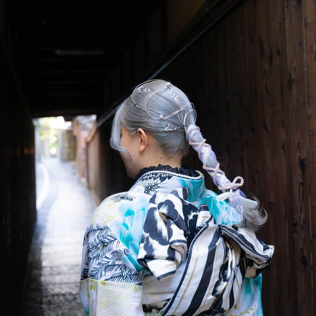 京都ヘアセット&着付け専門サロン夢館(ゆめやかた) さんのインスタグラム写真 - (京都ヘアセット&着付け専門サロン夢館(ゆめやかた) Instagram)「こんにちは、夢館です👘  【成人式前撮り・後撮りヘア】のご紹介です！  1枚目　玉ねぎヘア タイトな玉ねぎヘアです。水引きや組紐との相性がとても良いヘアスタイルです！  2枚目　シニヨン 高めのカールアップです。上品なスタイルです☺️  3枚目　編みこみカールアップ サイドにあみこみが入った綺麗めなシニヨンです  ヘアスタイルのついてはお気軽にご相談ください♪  🌱ご予約はTOPのURLから🌱  #ヘアアレンジ#ヘアセット#ヘアスタイル#ヘアカタログ#京都ヘアサロン#京都セットサロン#着物レンタル夢館#夢館#yumeyakata#ヘアセット京都#お呼ばれヘア#振袖ヘア#ルーズヘア#振袖ヘアアレンジ#振袖前撮り#京都前撮り#振袖後撮り#前撮りヘア#成人式ヘア#成人式ヘアセット#成人式前撮り#成人式後撮り#振袖レンタル#シニヨンヘア#訪問着#訪問着ヘア」5月5日 19時27分 - yumeyakatabeauty