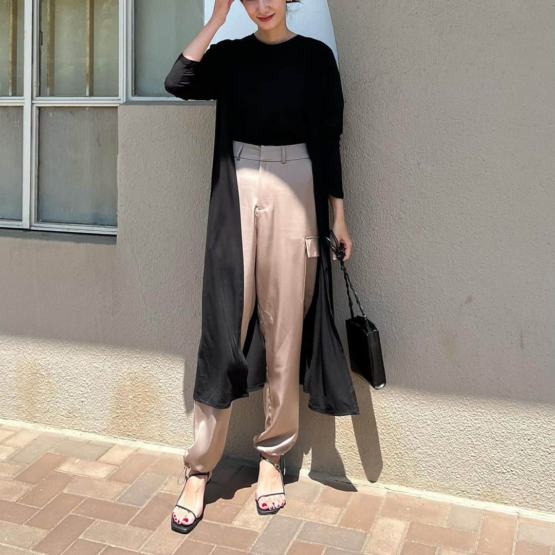 Nagiのインスタグラム：「GWもあと２日で終わり あっと言う間に日がすぎちゃうね🙃  コーデはいつかの服 小物以外 @reedit_official ✨  サテンのカーゴパンツ さらっとしてて履き心地いい🥰  Re:EDIT で5月8日(月)11:59まで GWフェア開催中でクーポン出てるみたいなので✔️を  cardigan.tops.bottom. #reedit  　　　　　　　　　@yukiko_kh  shoes. #lappartement  #code#fashion#コーデ#ファッション#リエディ#リエディスタ」
