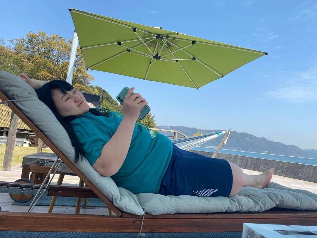 渚さんのインスタグラム写真 - (渚Instagram)「一ヶ月前になるけど  無事、岡山県玉野市の観光大使就任式が行われて、玉野市観光大使として委嘱して頂いた  就任式に来て頂いた方々、フォローして下さったたくさんの方々、ありがとうございました  就任式当日は、オダウエダも一緒で、玉野競輪場内で一緒にトークショーしたり、次の日は玉野市でオダウエダと丸一日ロケさせて頂いて、色んなラッキーが重なって、オダウエダとお仕事とお休みが被ってたので、二泊三日で玉野市を大満喫  二泊三日の初日 岡山県玉野市の観光大使委嘱式  うち茨城県日立市の観光大使もやらせて頂いてるねんけど、日立市の観光大使就任式の時に小川市長に会うた時も思てんけど、うちアホやから市長とかなんか偉い人ってとにかく全員真面目で気難しくて接すんのしんどい人がほとんどやろって思てたけど、そんな事なかった  小川市長とは、うちが毎月最終日曜日17:30〜18:00放送、BSよしもと 【渚の日立なかよし倶楽部】っていう、うちの仲良しの奴と日立市を巡るっていうただただご褒美番組があって、小川市長から観光大使の委嘱状頂く時に初めてお会いしてんけど、事前にスタッフさんからの打ち合わせで 「台本に小川市長とのやり取り、市長が日立市の魅力をお話したり、みたいな流れがあるんですけど、ロケ時間もあんまり無く、市長もあまりお話しされないかもしれないです」 って聞いてて、まぁそうやろなって思ってたから、事前にスタッフさんからそう言われても特に何とも思わず、淡々と肩に力入るような時間が流れるんやろなって思ってた いざ就任式の時、小川市長に会うたら、第一印象は目つき柔らかくてえらい優しそうな雰囲気の人やなって ほんで、日立市のお話もめちゃめちゃしてくれはった 長いくらいやった  そして今回、玉野市の市長、柴田市長とは就任式よりも二年くらい前、うちが玉野市って場所を知るきっかけにもなった、玉野市と吉本興業がタッグを組んで地域発信型の映画【渚のバイセコー】を制作した時、玉野市で完成試写会の特別公演をした時に、ご挨拶だけさせてもらって以来の二回目  就任式当日、式直前に舞台袖で試写会ぶりに柴田市長にお会いした 関係者と話してる雰囲気は物腰やらかい感じで、小川市長に会うた時と同じような雰囲気  オダウエダもその場に一緒に居たから柴田市長に、オダウエダが自己紹介した後 「玉野市の市長さんで偉い人やから媚びといた方がええで」って言うたら、最強ヤバ人間オダウエダの植田戦隊が早速一撃必殺技出してた 「市長何でもします！靴汚れてないですか！舐めさせて下さい！」って 普段滑舌悪いくせに、こん時奇跡的にしっかりハキハキ流れるように饒舌に言うてた 柴田市長も笑いながら 「とんでもないです！」って 植田戦隊のエグ絡み必殺にもめちゃくちゃ気さくに対応してくれてた 柴田市長のあの対応なかったら、うち植田戦隊の顔面蹴ってるとこやった、ほんまに うちの勝手な判断やけどたぶん植田戦隊やったらうちが蹴ってもコンプライアンス的にセーフやろ  二日目 オダウエダと【金バク！】さんのロケで、玉野市でお宝探し  もともと玉野市の観光大使就任式が決まった時、金バク！さんのロケはスケジュールで入れて頂いててんけど、ロケ場所は玉野市じゃなく、仮で他のとこに行く予定やったらしい オダウエダと私が、玉野市にお仕事で行くのは知ってたけど、それが観光大使の就任式がある事は知らんかったって  それがこれもたまたまラッキーな事に、玉野市の方が、金バク！さんチームに、今回うちが観光大使の就任式で来るって話をして下さったのがきっかけで、金バク！さんチームが、それなら是非玉野市でお宝探しましょって、玉野市の魅力を発信しましょって、もともと別のとこで魅力発信する予定やったのを、仮で別の場所を下調べしてたのを変更して下さって、ロケ場所を玉野市にして下さった 観光大使就任式の時も、金バク！さんチームは就任式の様子も撮影しに、わざわざ玉野競輪場にも来てくれてはったみたい 愛情まみれ番組【金バク！】  うちが好きな場所でうちも新たにその街の事知れて、ほんでそれが色んな人たちにも知ってもらえる機会を作って下さった、金バク！さん、そしてたまたまうちが観光大使なるんですって話をしてくれた玉野市の方に、感謝 ありがとうな  そんな【金バク！】さんの放送がこの後 5月5日OHKさん19:00〜20:00放送 観れる地域の人たち、頼むなぁ そして、その他の地域の人たち、見逃し配信で後日アプリで観れると思うから、それはまた言うわぁ  三日目 玉野市から船で少し行ったところの『くじら島』っていう島を一日貸し切って、宿泊  キャンプファイヤーしたり豪華なお食事頂いたり、景色楽しんだり、小田さんが夜の海見ながら玉野市の女性スタッフさんと恋愛話これでもかってくらいしてて、離れた所に居た植田さんとうちに 「ずっと海見ながら酒飲んで酔いしれて恋愛話して何がおもろいねん！！」って声援送られてたり 植田さんだけ景観に溶け込めるパワー無くして一人だけ、ベランダ感出してたりと 二泊三日で、お仕事と遊びが合体した、奇跡的な奇跡を送った  まだまだ伝えたい事あるねんけど、もういい加減ダルいからこの辺で終わるわ」5月5日 19時38分 - nagisainter
