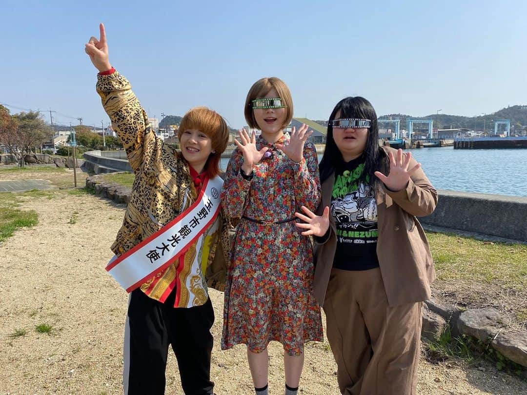 渚さんのインスタグラム写真 - (渚Instagram)「一ヶ月前になるけど  無事、岡山県玉野市の観光大使就任式が行われて、玉野市観光大使として委嘱して頂いた  就任式に来て頂いた方々、フォローして下さったたくさんの方々、ありがとうございました  就任式当日は、オダウエダも一緒で、玉野競輪場内で一緒にトークショーしたり、次の日は玉野市でオダウエダと丸一日ロケさせて頂いて、色んなラッキーが重なって、オダウエダとお仕事とお休みが被ってたので、二泊三日で玉野市を大満喫  二泊三日の初日 岡山県玉野市の観光大使委嘱式  うち茨城県日立市の観光大使もやらせて頂いてるねんけど、日立市の観光大使就任式の時に小川市長に会うた時も思てんけど、うちアホやから市長とかなんか偉い人ってとにかく全員真面目で気難しくて接すんのしんどい人がほとんどやろって思てたけど、そんな事なかった  小川市長とは、うちが毎月最終日曜日17:30〜18:00放送、BSよしもと 【渚の日立なかよし倶楽部】っていう、うちの仲良しの奴と日立市を巡るっていうただただご褒美番組があって、小川市長から観光大使の委嘱状頂く時に初めてお会いしてんけど、事前にスタッフさんからの打ち合わせで 「台本に小川市長とのやり取り、市長が日立市の魅力をお話したり、みたいな流れがあるんですけど、ロケ時間もあんまり無く、市長もあまりお話しされないかもしれないです」 って聞いてて、まぁそうやろなって思ってたから、事前にスタッフさんからそう言われても特に何とも思わず、淡々と肩に力入るような時間が流れるんやろなって思ってた いざ就任式の時、小川市長に会うたら、第一印象は目つき柔らかくてえらい優しそうな雰囲気の人やなって ほんで、日立市のお話もめちゃめちゃしてくれはった 長いくらいやった  そして今回、玉野市の市長、柴田市長とは就任式よりも二年くらい前、うちが玉野市って場所を知るきっかけにもなった、玉野市と吉本興業がタッグを組んで地域発信型の映画【渚のバイセコー】を制作した時、玉野市で完成試写会の特別公演をした時に、ご挨拶だけさせてもらって以来の二回目  就任式当日、式直前に舞台袖で試写会ぶりに柴田市長にお会いした 関係者と話してる雰囲気は物腰やらかい感じで、小川市長に会うた時と同じような雰囲気  オダウエダもその場に一緒に居たから柴田市長に、オダウエダが自己紹介した後 「玉野市の市長さんで偉い人やから媚びといた方がええで」って言うたら、最強ヤバ人間オダウエダの植田戦隊が早速一撃必殺技出してた 「市長何でもします！靴汚れてないですか！舐めさせて下さい！」って 普段滑舌悪いくせに、こん時奇跡的にしっかりハキハキ流れるように饒舌に言うてた 柴田市長も笑いながら 「とんでもないです！」って 植田戦隊のエグ絡み必殺にもめちゃくちゃ気さくに対応してくれてた 柴田市長のあの対応なかったら、うち植田戦隊の顔面蹴ってるとこやった、ほんまに うちの勝手な判断やけどたぶん植田戦隊やったらうちが蹴ってもコンプライアンス的にセーフやろ  二日目 オダウエダと【金バク！】さんのロケで、玉野市でお宝探し  もともと玉野市の観光大使就任式が決まった時、金バク！さんのロケはスケジュールで入れて頂いててんけど、ロケ場所は玉野市じゃなく、仮で他のとこに行く予定やったらしい オダウエダと私が、玉野市にお仕事で行くのは知ってたけど、それが観光大使の就任式がある事は知らんかったって  それがこれもたまたまラッキーな事に、玉野市の方が、金バク！さんチームに、今回うちが観光大使の就任式で来るって話をして下さったのがきっかけで、金バク！さんチームが、それなら是非玉野市でお宝探しましょって、玉野市の魅力を発信しましょって、もともと別のとこで魅力発信する予定やったのを、仮で別の場所を下調べしてたのを変更して下さって、ロケ場所を玉野市にして下さった 観光大使就任式の時も、金バク！さんチームは就任式の様子も撮影しに、わざわざ玉野競輪場にも来てくれてはったみたい 愛情まみれ番組【金バク！】  うちが好きな場所でうちも新たにその街の事知れて、ほんでそれが色んな人たちにも知ってもらえる機会を作って下さった、金バク！さん、そしてたまたまうちが観光大使なるんですって話をしてくれた玉野市の方に、感謝 ありがとうな  そんな【金バク！】さんの放送がこの後 5月5日OHKさん19:00〜20:00放送 観れる地域の人たち、頼むなぁ そして、その他の地域の人たち、見逃し配信で後日アプリで観れると思うから、それはまた言うわぁ  三日目 玉野市から船で少し行ったところの『くじら島』っていう島を一日貸し切って、宿泊  キャンプファイヤーしたり豪華なお食事頂いたり、景色楽しんだり、小田さんが夜の海見ながら玉野市の女性スタッフさんと恋愛話これでもかってくらいしてて、離れた所に居た植田さんとうちに 「ずっと海見ながら酒飲んで酔いしれて恋愛話して何がおもろいねん！！」って声援送られてたり 植田さんだけ景観に溶け込めるパワー無くして一人だけ、ベランダ感出してたりと 二泊三日で、お仕事と遊びが合体した、奇跡的な奇跡を送った  まだまだ伝えたい事あるねんけど、もういい加減ダルいからこの辺で終わるわ」5月5日 19時38分 - nagisainter