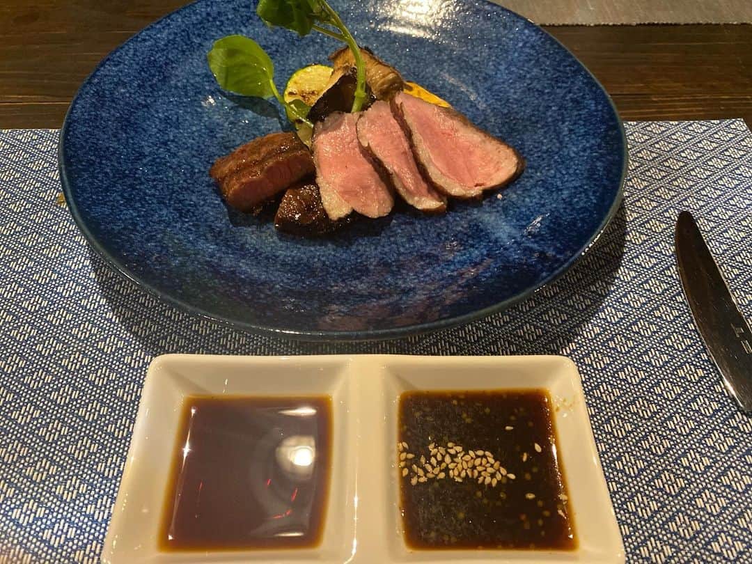 渚さんのインスタグラム写真 - (渚Instagram)「一ヶ月前になるけど  無事、岡山県玉野市の観光大使就任式が行われて、玉野市観光大使として委嘱して頂いた  就任式に来て頂いた方々、フォローして下さったたくさんの方々、ありがとうございました  就任式当日は、オダウエダも一緒で、玉野競輪場内で一緒にトークショーしたり、次の日は玉野市でオダウエダと丸一日ロケさせて頂いて、色んなラッキーが重なって、オダウエダとお仕事とお休みが被ってたので、二泊三日で玉野市を大満喫  二泊三日の初日 岡山県玉野市の観光大使委嘱式  うち茨城県日立市の観光大使もやらせて頂いてるねんけど、日立市の観光大使就任式の時に小川市長に会うた時も思てんけど、うちアホやから市長とかなんか偉い人ってとにかく全員真面目で気難しくて接すんのしんどい人がほとんどやろって思てたけど、そんな事なかった  小川市長とは、うちが毎月最終日曜日17:30〜18:00放送、BSよしもと 【渚の日立なかよし倶楽部】っていう、うちの仲良しの奴と日立市を巡るっていうただただご褒美番組があって、小川市長から観光大使の委嘱状頂く時に初めてお会いしてんけど、事前にスタッフさんからの打ち合わせで 「台本に小川市長とのやり取り、市長が日立市の魅力をお話したり、みたいな流れがあるんですけど、ロケ時間もあんまり無く、市長もあまりお話しされないかもしれないです」 って聞いてて、まぁそうやろなって思ってたから、事前にスタッフさんからそう言われても特に何とも思わず、淡々と肩に力入るような時間が流れるんやろなって思ってた いざ就任式の時、小川市長に会うたら、第一印象は目つき柔らかくてえらい優しそうな雰囲気の人やなって ほんで、日立市のお話もめちゃめちゃしてくれはった 長いくらいやった  そして今回、玉野市の市長、柴田市長とは就任式よりも二年くらい前、うちが玉野市って場所を知るきっかけにもなった、玉野市と吉本興業がタッグを組んで地域発信型の映画【渚のバイセコー】を制作した時、玉野市で完成試写会の特別公演をした時に、ご挨拶だけさせてもらって以来の二回目  就任式当日、式直前に舞台袖で試写会ぶりに柴田市長にお会いした 関係者と話してる雰囲気は物腰やらかい感じで、小川市長に会うた時と同じような雰囲気  オダウエダもその場に一緒に居たから柴田市長に、オダウエダが自己紹介した後 「玉野市の市長さんで偉い人やから媚びといた方がええで」って言うたら、最強ヤバ人間オダウエダの植田戦隊が早速一撃必殺技出してた 「市長何でもします！靴汚れてないですか！舐めさせて下さい！」って 普段滑舌悪いくせに、こん時奇跡的にしっかりハキハキ流れるように饒舌に言うてた 柴田市長も笑いながら 「とんでもないです！」って 植田戦隊のエグ絡み必殺にもめちゃくちゃ気さくに対応してくれてた 柴田市長のあの対応なかったら、うち植田戦隊の顔面蹴ってるとこやった、ほんまに うちの勝手な判断やけどたぶん植田戦隊やったらうちが蹴ってもコンプライアンス的にセーフやろ  二日目 オダウエダと【金バク！】さんのロケで、玉野市でお宝探し  もともと玉野市の観光大使就任式が決まった時、金バク！さんのロケはスケジュールで入れて頂いててんけど、ロケ場所は玉野市じゃなく、仮で他のとこに行く予定やったらしい オダウエダと私が、玉野市にお仕事で行くのは知ってたけど、それが観光大使の就任式がある事は知らんかったって  それがこれもたまたまラッキーな事に、玉野市の方が、金バク！さんチームに、今回うちが観光大使の就任式で来るって話をして下さったのがきっかけで、金バク！さんチームが、それなら是非玉野市でお宝探しましょって、玉野市の魅力を発信しましょって、もともと別のとこで魅力発信する予定やったのを、仮で別の場所を下調べしてたのを変更して下さって、ロケ場所を玉野市にして下さった 観光大使就任式の時も、金バク！さんチームは就任式の様子も撮影しに、わざわざ玉野競輪場にも来てくれてはったみたい 愛情まみれ番組【金バク！】  うちが好きな場所でうちも新たにその街の事知れて、ほんでそれが色んな人たちにも知ってもらえる機会を作って下さった、金バク！さん、そしてたまたまうちが観光大使なるんですって話をしてくれた玉野市の方に、感謝 ありがとうな  そんな【金バク！】さんの放送がこの後 5月5日OHKさん19:00〜20:00放送 観れる地域の人たち、頼むなぁ そして、その他の地域の人たち、見逃し配信で後日アプリで観れると思うから、それはまた言うわぁ  三日目 玉野市から船で少し行ったところの『くじら島』っていう島を一日貸し切って、宿泊  キャンプファイヤーしたり豪華なお食事頂いたり、景色楽しんだり、小田さんが夜の海見ながら玉野市の女性スタッフさんと恋愛話これでもかってくらいしてて、離れた所に居た植田さんとうちに 「ずっと海見ながら酒飲んで酔いしれて恋愛話して何がおもろいねん！！」って声援送られてたり 植田さんだけ景観に溶け込めるパワー無くして一人だけ、ベランダ感出してたりと 二泊三日で、お仕事と遊びが合体した、奇跡的な奇跡を送った  まだまだ伝えたい事あるねんけど、もういい加減ダルいからこの辺で終わるわ」5月5日 19時38分 - nagisainter