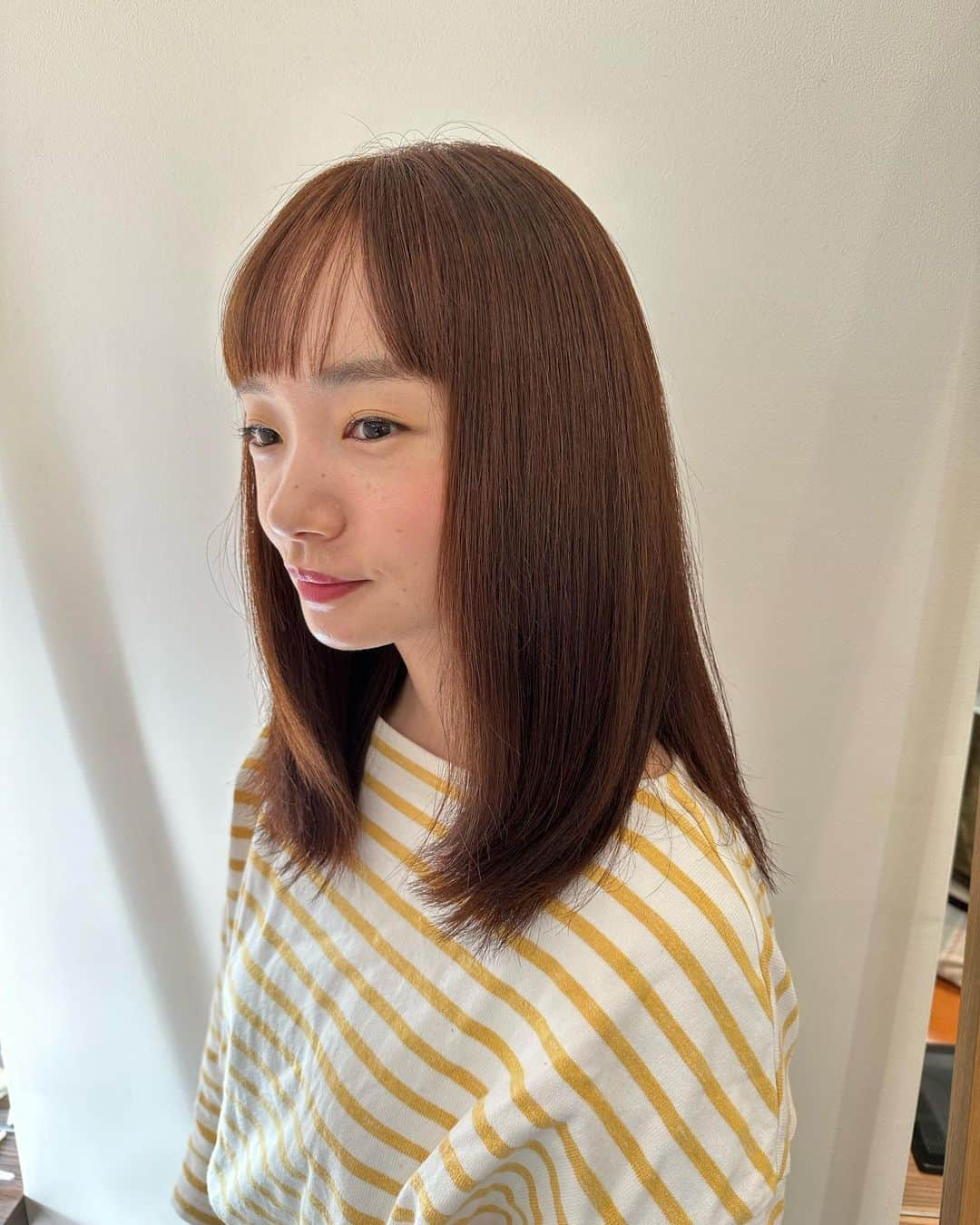 川村安奈さんのインスタグラム写真 - (川村安奈Instagram)「先週髪の毛にストレートをお願いしたのですが、 過ごしやすくて毎日ルンルンです🥰 (この時期に髪の毛を下ろせるなんてミラクル…！)  ナチュラルな仕上がりでかけた翌日からコテで巻くこともできました◎(私は嬉しくてストレートでいます。笑) 久しぶりにお会いできて嬉しかったです〜✨ @jonney427   #me #straighthair #髪型 #ストレートヘア #美髪 #ヘアケア #メンテナンス #くせ毛 #ミディアムヘア」5月5日 19時32分 - anna_k53