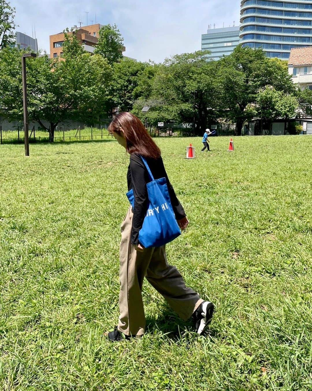 川村安奈さんのインスタグラム写真 - (川村安奈Instagram)「先週髪の毛にストレートをお願いしたのですが、 過ごしやすくて毎日ルンルンです🥰 (この時期に髪の毛を下ろせるなんてミラクル…！)  ナチュラルな仕上がりでかけた翌日からコテで巻くこともできました◎(私は嬉しくてストレートでいます。笑) 久しぶりにお会いできて嬉しかったです〜✨ @jonney427   #me #straighthair #髪型 #ストレートヘア #美髪 #ヘアケア #メンテナンス #くせ毛 #ミディアムヘア」5月5日 19時32分 - anna_k53