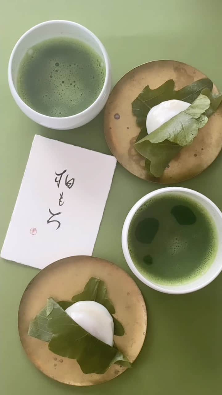 福田淳子のインスタグラム：「Seasonal tradition on 5the of May.  Eat traditional sweets “Kashiwa mochi “ and decorate carp streamers to celebrate children’s growth, happiness, and prosperity of both boys and girls.   “Kashiwa mochi “ special seasonal rice cake wrapped in oak leaf for the children’s day.   Sweets &Styling  @junjunfukuda  Styling & Calligraphy @toufuhayama   #calligraphyart #japanesecalligraphy#calligraphystyling#calligraphycordinate #junkofukuda  #japanesetraditionalsweets #こどもの日 #柏餅 #かしわもち #端午の節句 #柏もち」