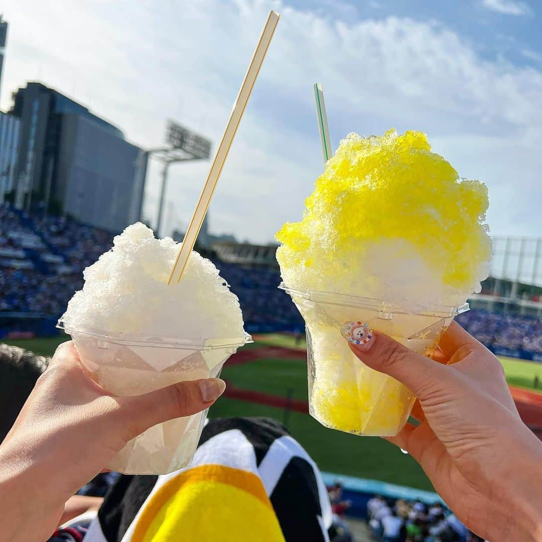 三谷紬さんのインスタグラム写真 - (三谷紬Instagram)「⚾️💚💙 いつものスポーツ観戦親友たちと神宮球場に野球を観に👀 かんかん照りの中お酒を飲みながらの観戦が 何よりも最高であることを再確認‼︎ ちょっと食べすぎました😂 特定の推しチームはないですが、 郷に入りては郷に従えということで傘を購入☂️ 今日はホームラン連発で大活躍でした👏 面白い試合を観に行けて良かったです‼︎ * #神宮球場#神宮#ヤクルトスワローズ#東京ヤクルトスワローズ#ヤクルト#yakult#swallows#横浜denaベイスターズ#横浜#denaベイスターズ#dena#ベイスターズ#傘#☂️#ホームラン#食べすぎ#スタグル#テレビ朝日#アナウンサー#三谷紬」5月5日 19時35分 - mitani_tsumugi