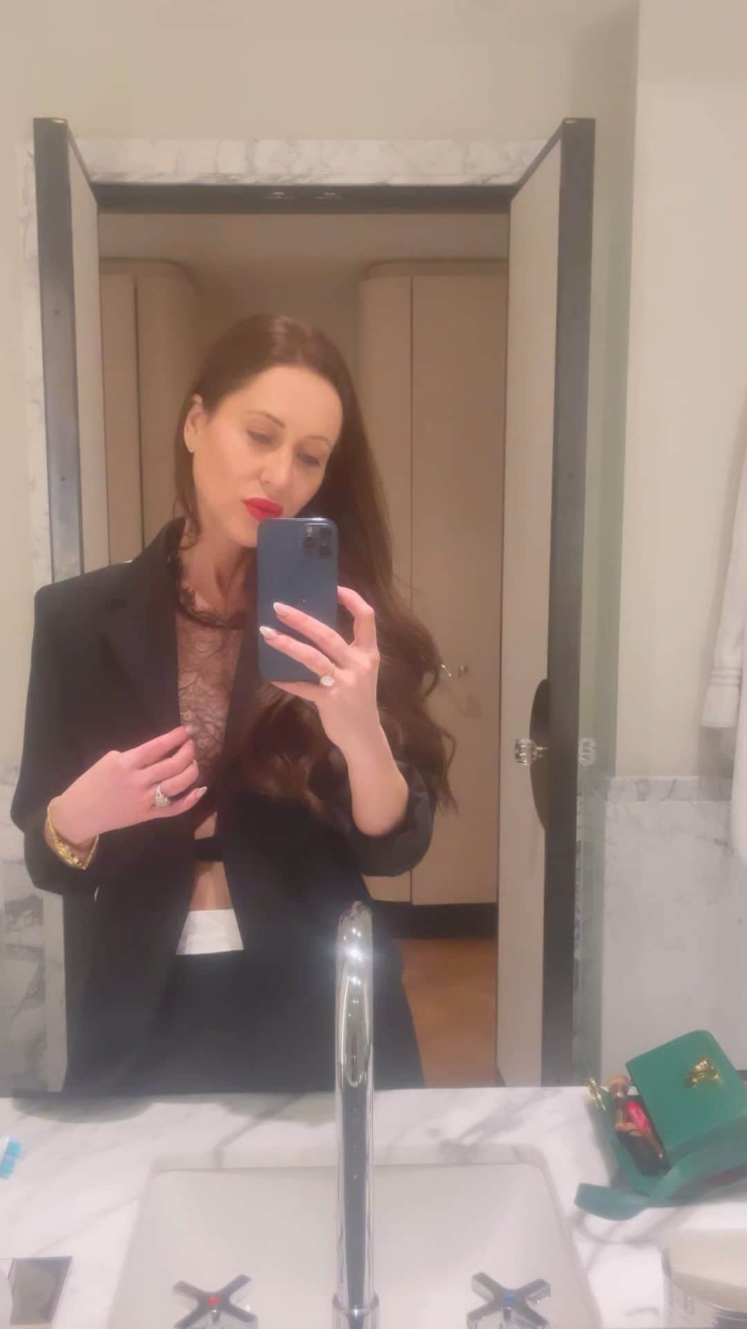 のインスタグラム：「London I love you. It’s been a while since I’ve posted some fashion for my favourite followers (that’s you). Let me know your thoughts and if you need any outfit details. Sending ❤️ to all of you. Xx」