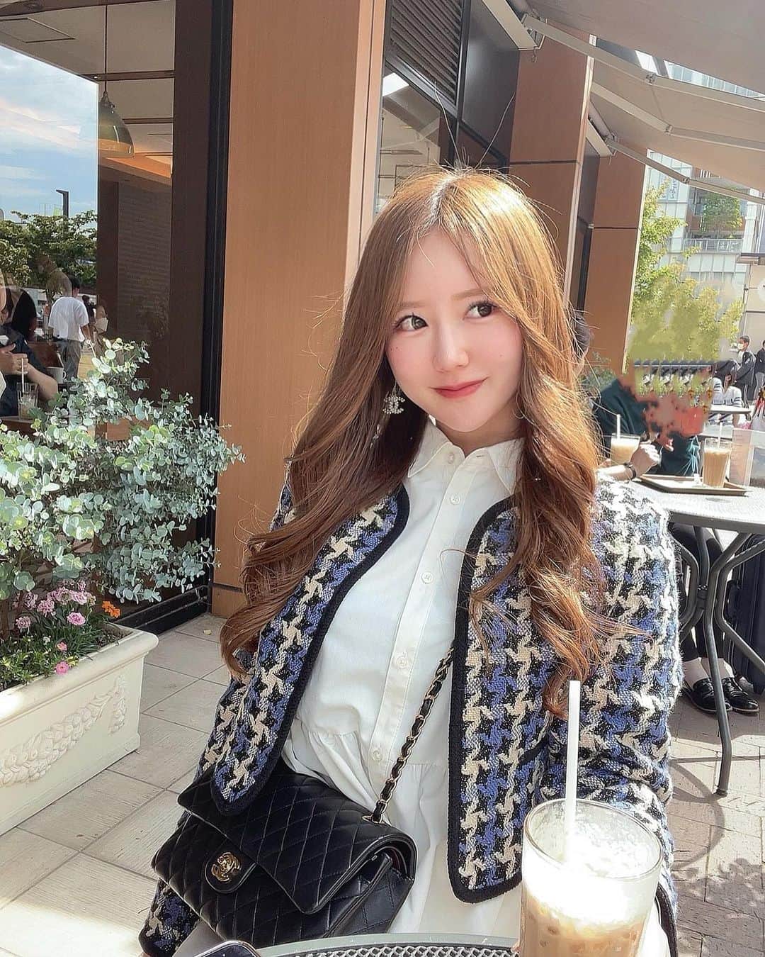 あだちまみのインスタグラム：「⁡.  CHANELこーで❤︎  おちかがこむぎに会いにきて くれたよん🐶🥹  みんな、こむぎに 会いにきてくれるから すごく嬉しい😭🙏❣️❣️  ランチとカフェしてきました❤︎ #本日のコーデ#outfit #ポートレート#撮影 #撮影モデル#関西被写体#インフルエンサー #ビジネス#副業#事業#女性企業#美容 #ビジョビ#ビジョスタ#女性経営者」