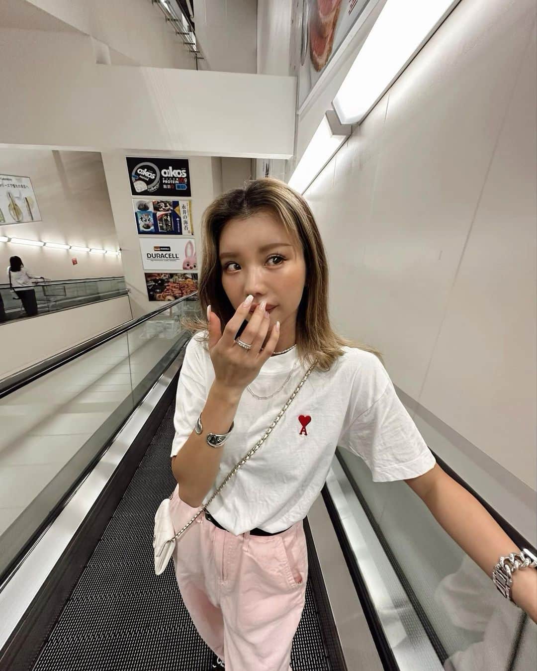 ✷kana✷のインスタグラム：「GWみんな満喫してる〜？ 6日ぶりぐらいに化粧したので撮った 珍しくリアタイで今日の切り取り❣️笑 📷by まま  #looks#outfit#amiparis#casualstyle#shopping#makeup#ママコーデ#カジュアルコーデ#150cmコーデ#ラフコーデ#海外ガールコーデ#カラーパンツ」