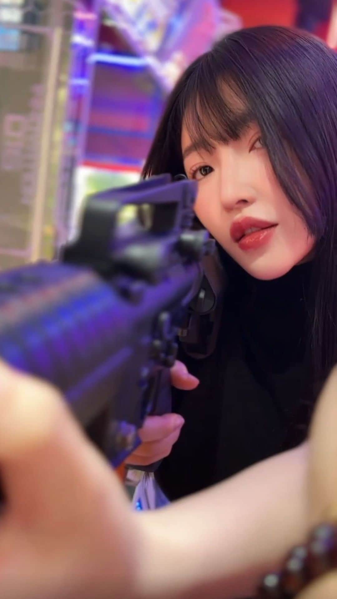のインスタグラム：「Watch out😂🔫 嫁、上手すぎ案件w 누가 군대 갔다왔다고 ? . . . #reels #reelsviral #funny #funnymemes #comedia #humor #couple #family #릴스 #웃긴짤 #커플 #リール #カップル」