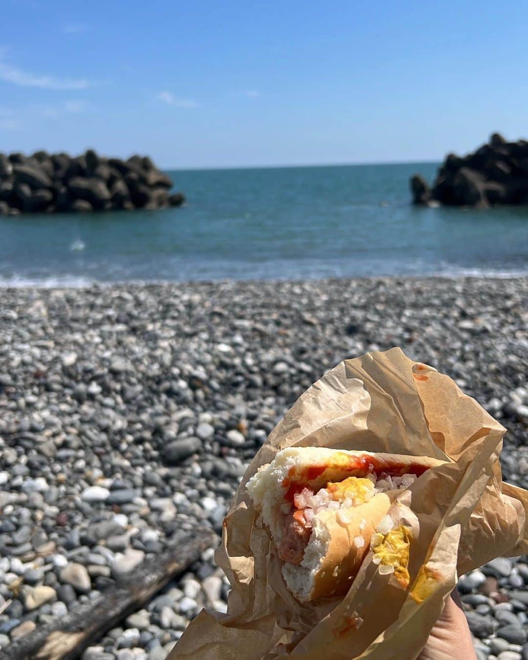 青島妃菜さんのインスタグラム写真 - (青島妃菜Instagram)「海を眺めながらホットドッグを食べたGW✨✨」5月5日 19時42分 - hina1226_01