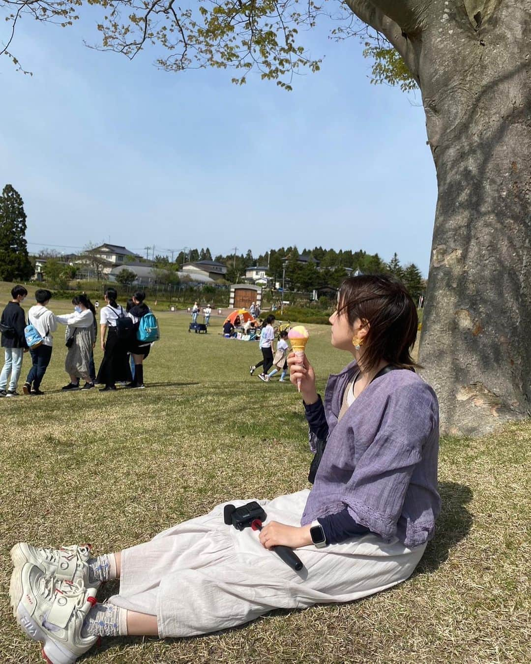 湯木慧のインスタグラム：「日本国花苑桜まつり！🌸 での湯木さん ババヘラアイス美味しかった次の日も食べた #秋田 #井川町 #日本国花苑 #桜まつり」