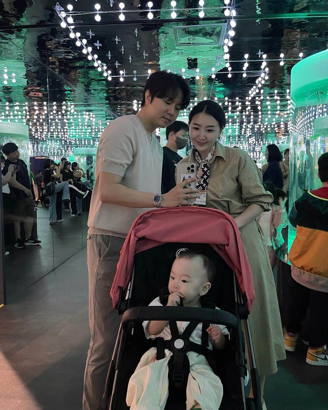 ヨンジュン さんのインスタグラム写真 - (ヨンジュン Instagram)「#230505 우리애기 첫 어린이날 👶🏻 진짜 물고기를 보여줬다🐠🐟」5月5日 19時55分 - windboy511