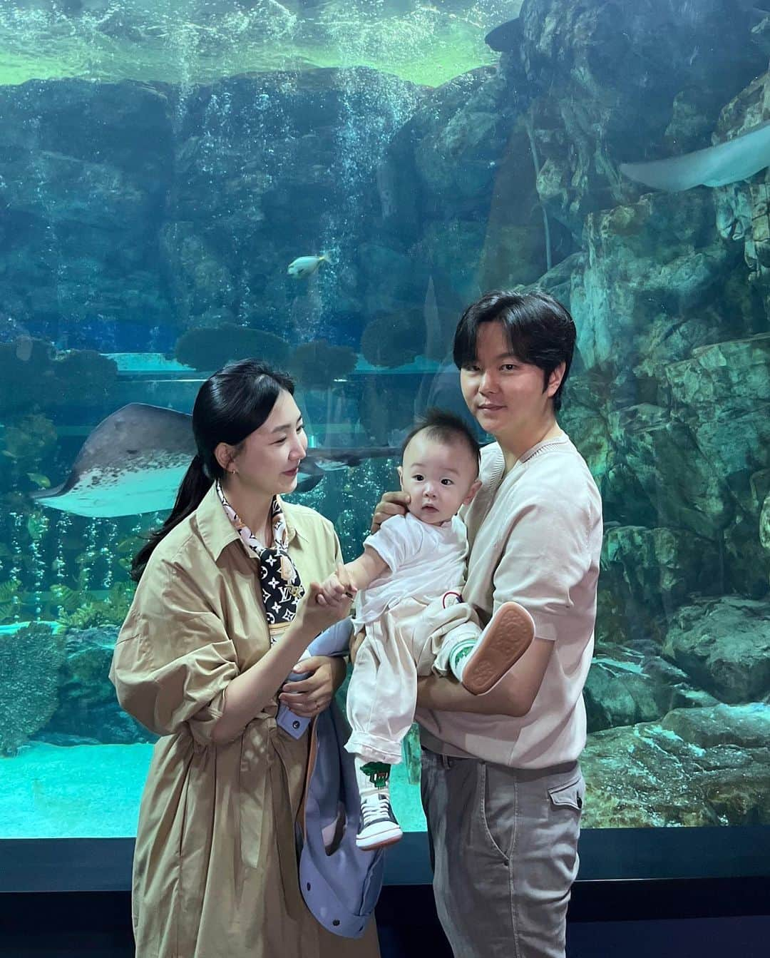 ヨンジュン さんのインスタグラム写真 - (ヨンジュン Instagram)「#230505 우리애기 첫 어린이날 👶🏻 진짜 물고기를 보여줬다🐠🐟」5月5日 19時55分 - windboy511