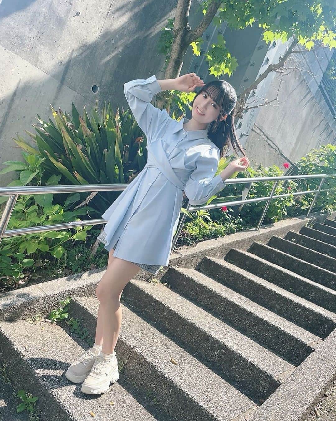 瀬戸ゆなのインスタグラム：「▫️ ファンの方がプレゼントしてくださったお洋服🎁︎💕︎ めっちゃ爽やかで可愛くてお気に入りです🫧 ありがとうございます🫶🕊   #夢アドシトロン  #ポニーテール  #シャツワンピース  #階段  #爽やかコーデ  #高校生女子  #瀬戸ゆな」