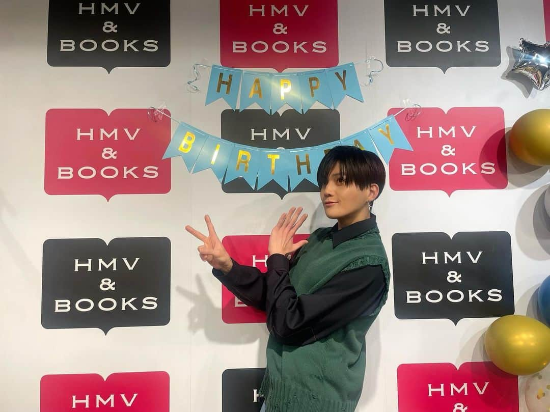 八木勇征さんのインスタグラム写真 - (八木勇征Instagram)「・ 1st写真集 "CONTACT" HMV&BOOKS SHINSAIBASHIさんでイベントを行わせてもらいました！  25歳ラストの日 皆さんと過ごせて楽しかった♪  たこ焼きもりくろーおじさんも うどんちゃんも堪能🐙🍜🧀」5月5日 19時48分 - yuseiyagi_official