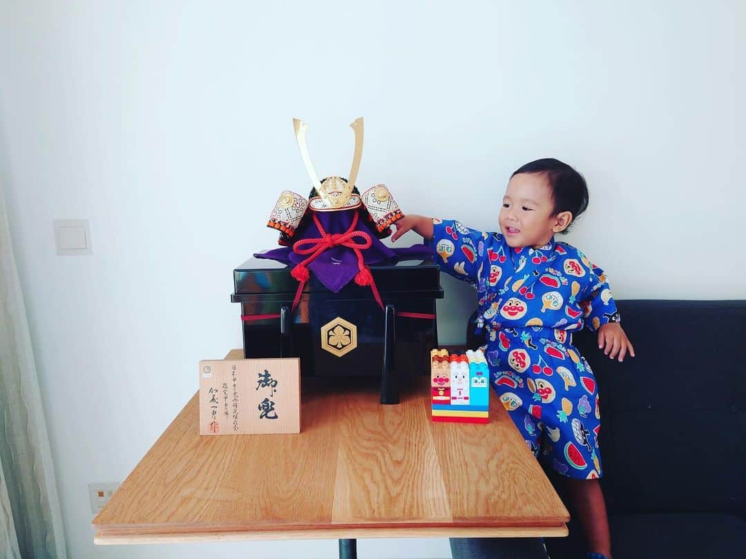 瀬間友里加のインスタグラム：「こどもの日🎏 これからもスクスク元気に大きくなーれ👦🏻❤️ 学校にはアンパンマンの甚平を着てこどもの日のイベントに参加✨🥰 夫の兜を受け継いでシンガポールでもこうやって飾ることができて良かった✨😌 #こどもの日 #シンガポール生活 #シンガポール在住 #happychildrensday」