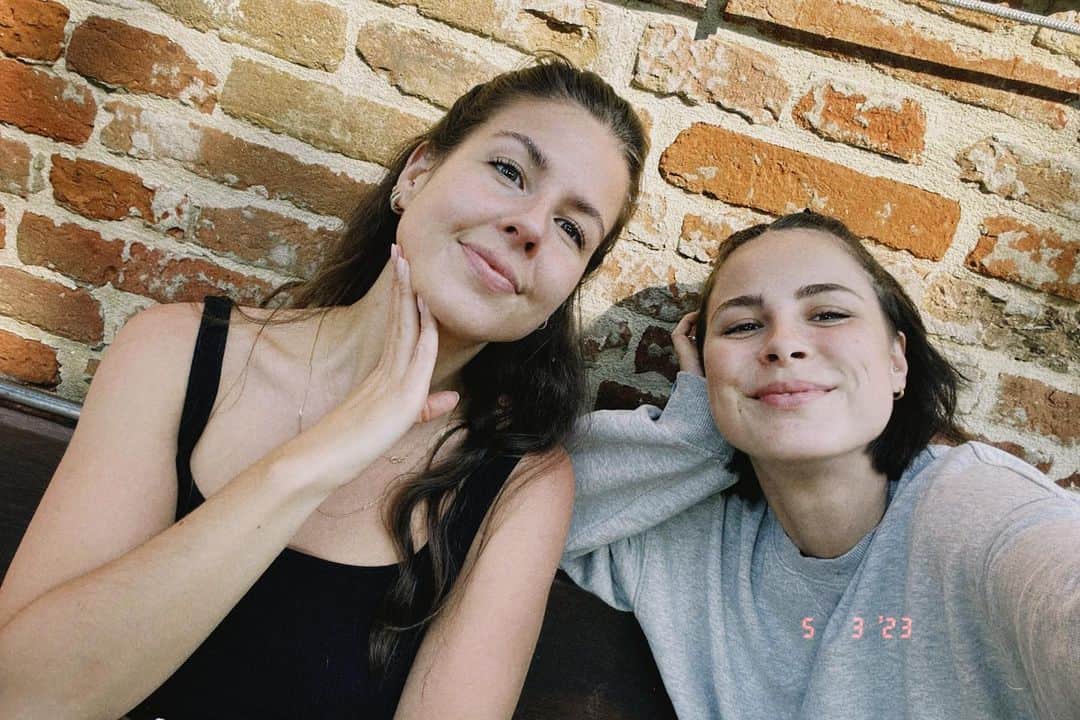 レナ・マイヤー＝ランドルートのインスタグラム：「Eine Freundin ist was ganz was feines 🤍」